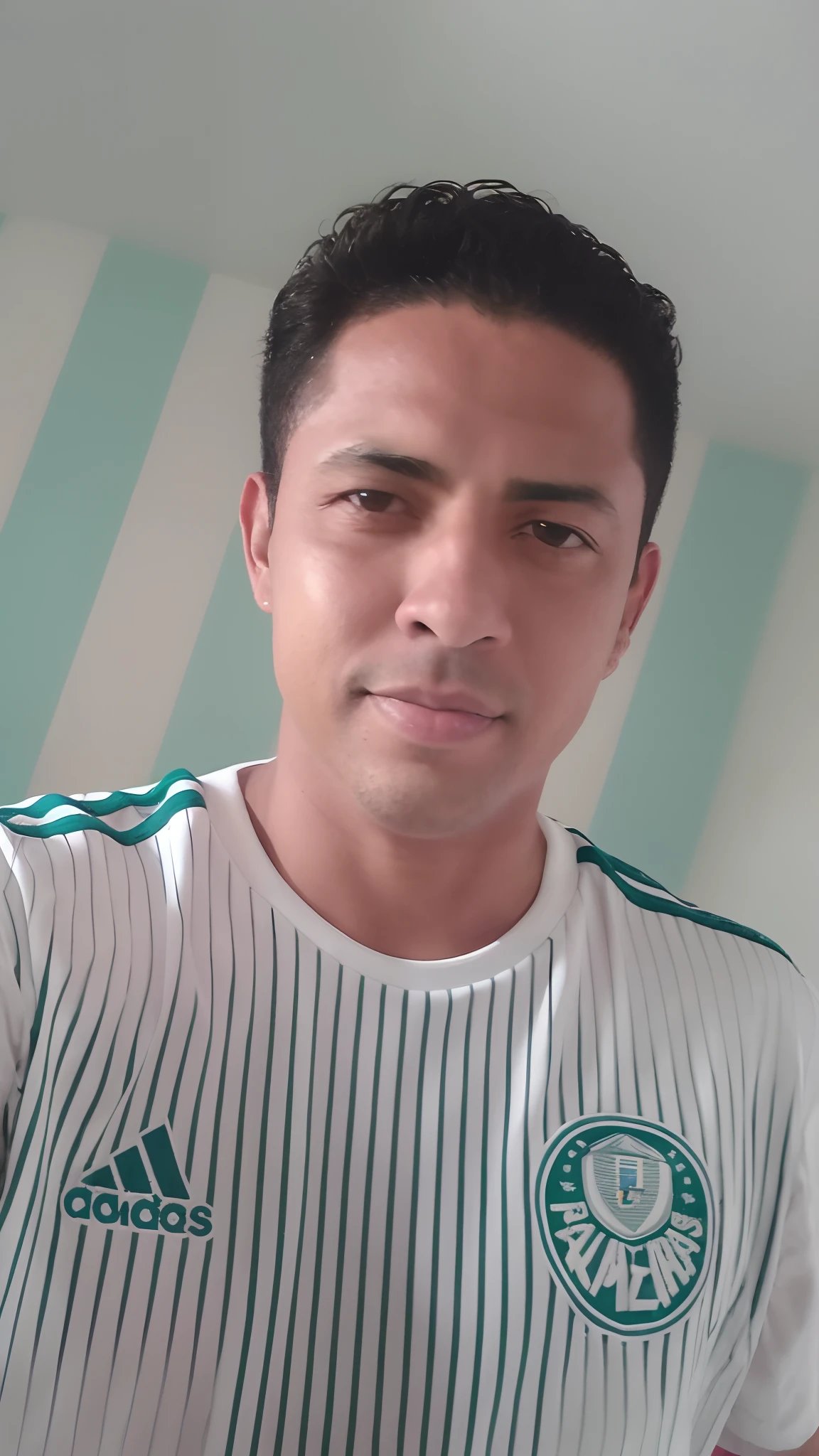 Homem de camisa branca tirando selfie com celular, Ronaldo Luis Nazario de Lima, Ronaldo Nazario, Ronaldo Nazario Fenomeno, imagem frontal, Homem de 4 0 anos, (38 anos), Ronaldo Luis Nazario da Lima, Carmelo Blandino, caio santos, 38 anos, david rios ferreira