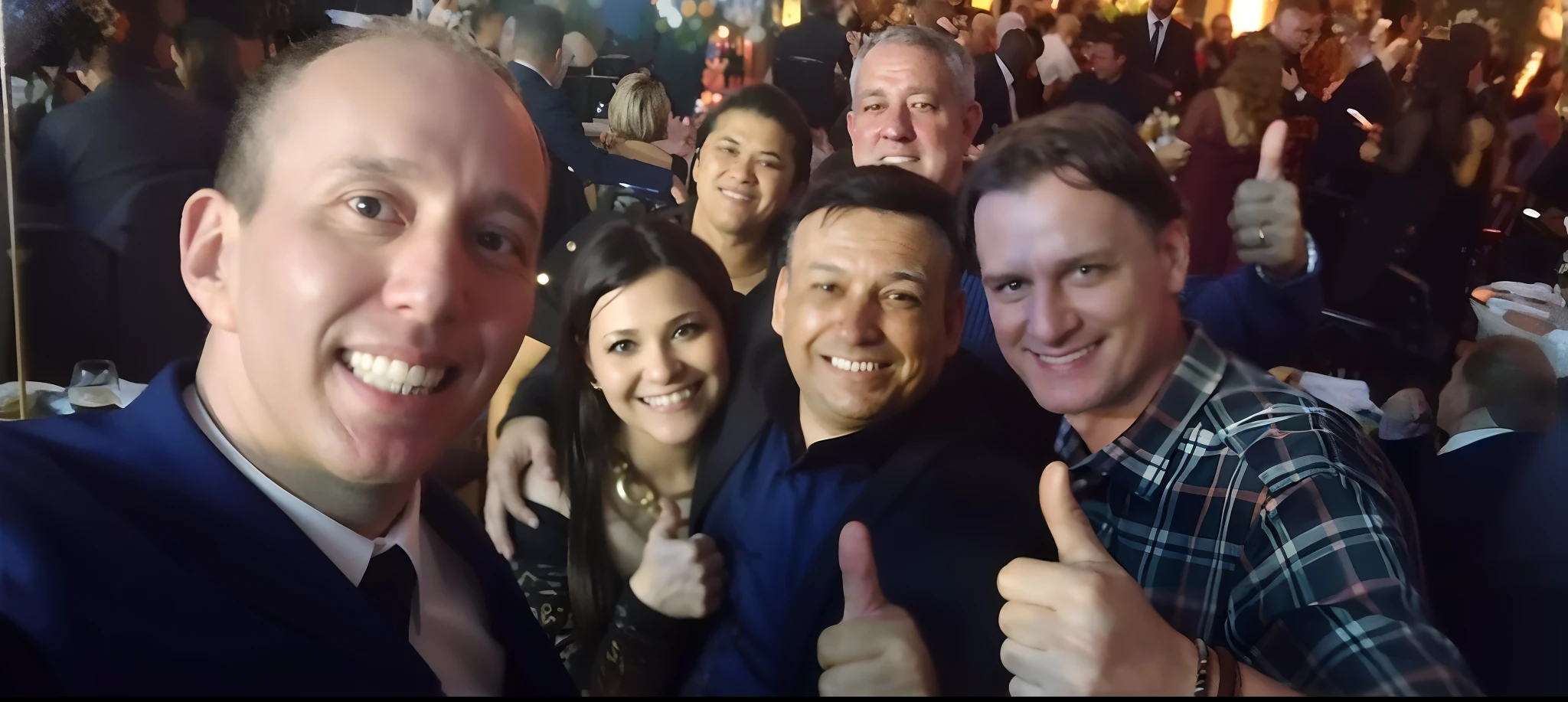Several people are smiling and giving thumbs up at a party, audience selfie, giving a thumbs up to the camera, divertindo-se, foto ruim, Directed by: Daniel Lieske, todo mundo se divertindo, foto selfie, dando os polegares para cima, with tiny people, Directed by: Lee Loughridge, Foto tirada em 2018, uau!!!!!!, belos arredores