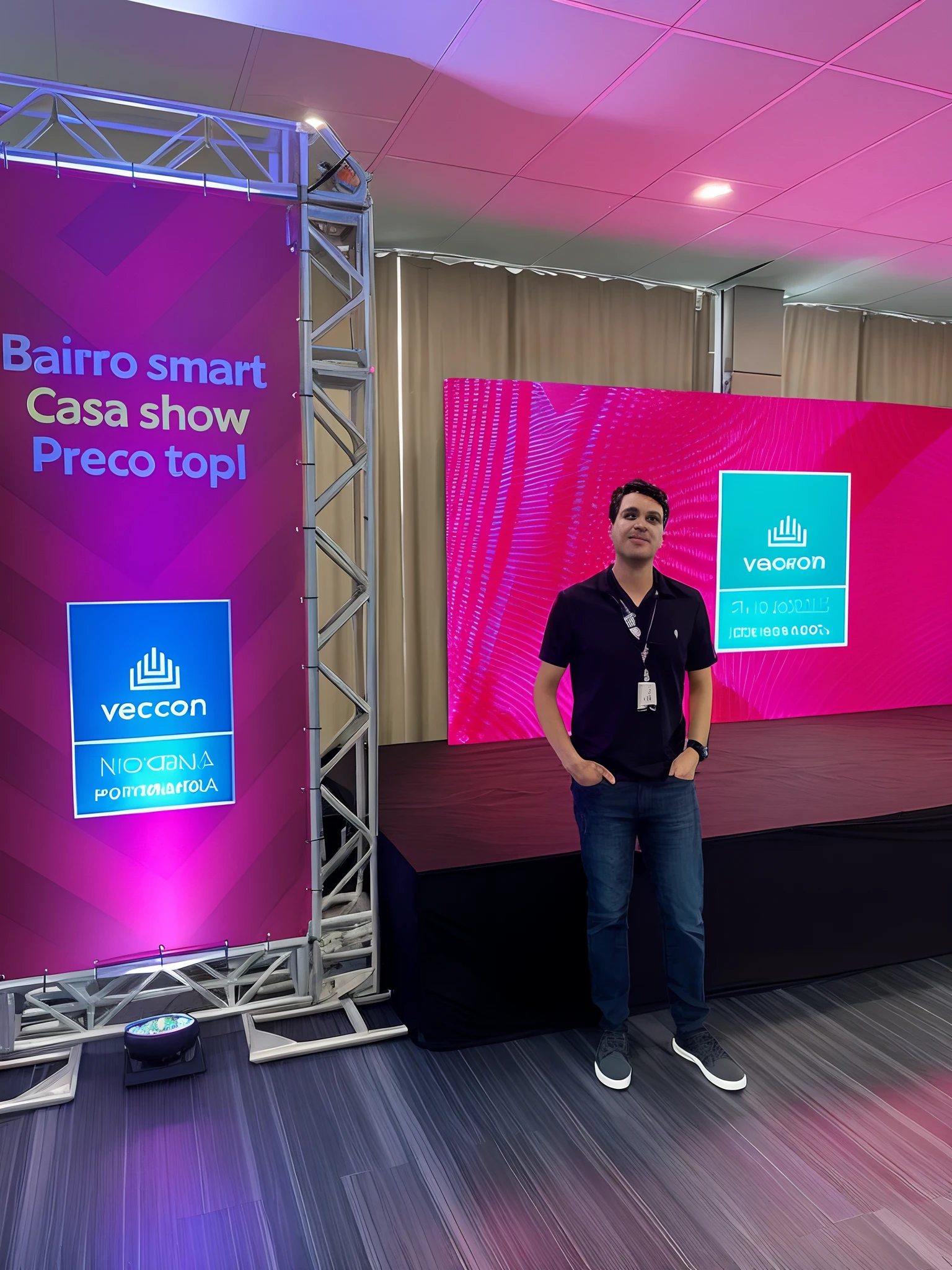 Homem de Arafed em frente a um palco com um pano de fundo, Directed by: Emerson Silva, Directed by: Matteo Pérez, Directed by: Milton Menasco, Directed by: Giorgio Cavallon, Directed by: Veronica Ruiz de Velasco, Directed by: Samuel Silva, Fundo de primeiro plano, Directed by: Nicholas Marsicano, vibrant aesthetic, In Sao Paulo, Directed by: Pablo Carpio, por Veno Pilon
