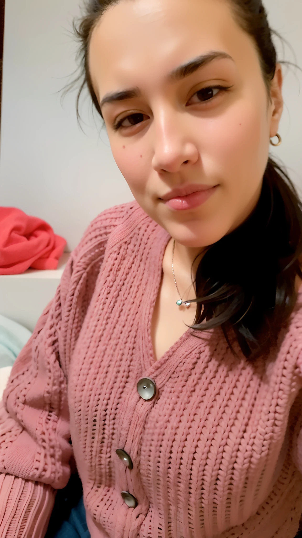 Arafed woman in a pink sweater sitting on a bed, 3 0 anos de idade mulher, Mulher de 30 anos, em torno de 1 9 anos, cerca de 20 yo, imagem profissional, imagem de qualidade muito baixa, taken in the early 2020s, 2 2 anos, foto da roupa, selfie de uma jovem mulher, 2 3 anos