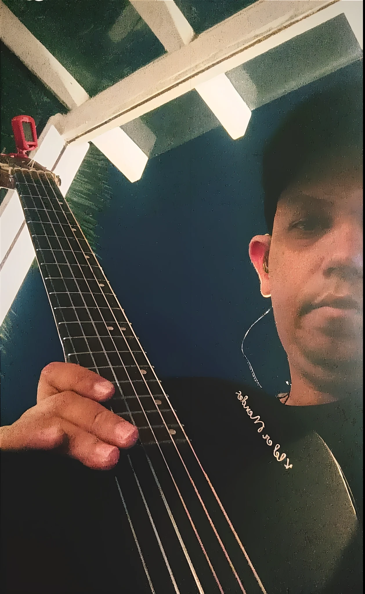 There's a man holding a guitar in his hands, holding a guitar, Tiro com iPhone 1 0, Tiro no iPhone 6, edu souza, playing the guitar, playing the guitar, Tiro no iPhone 1 3 Pro, playing a guitar, Tiro no iPhone 1 3 Pro Max, solo de guitarra, filmado no iPhone, Capturado no iPhone, inspirado em Sunil Das, david rios ferreira