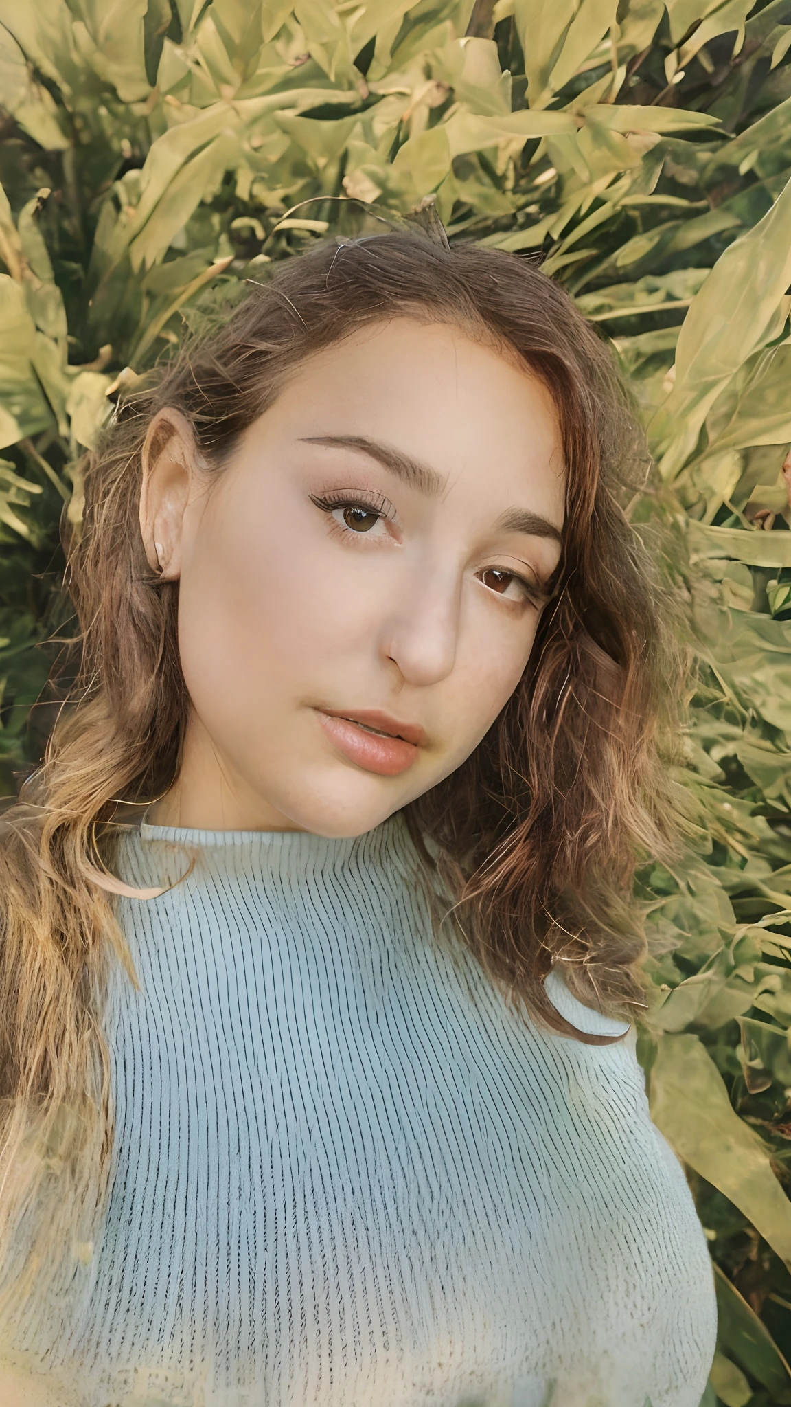 Woman in blue shirt standing in front of a bush, Retrato Sophie Mudd, selfie de uma jovem mulher, looking away from camera, taken in the early 2020s, sem maquiagem cabelo ondulado, foto da mulher jovem, Fotografia selfie 8k, blue symmetric eyes 24yo, looking to the side off camera, 18 anos