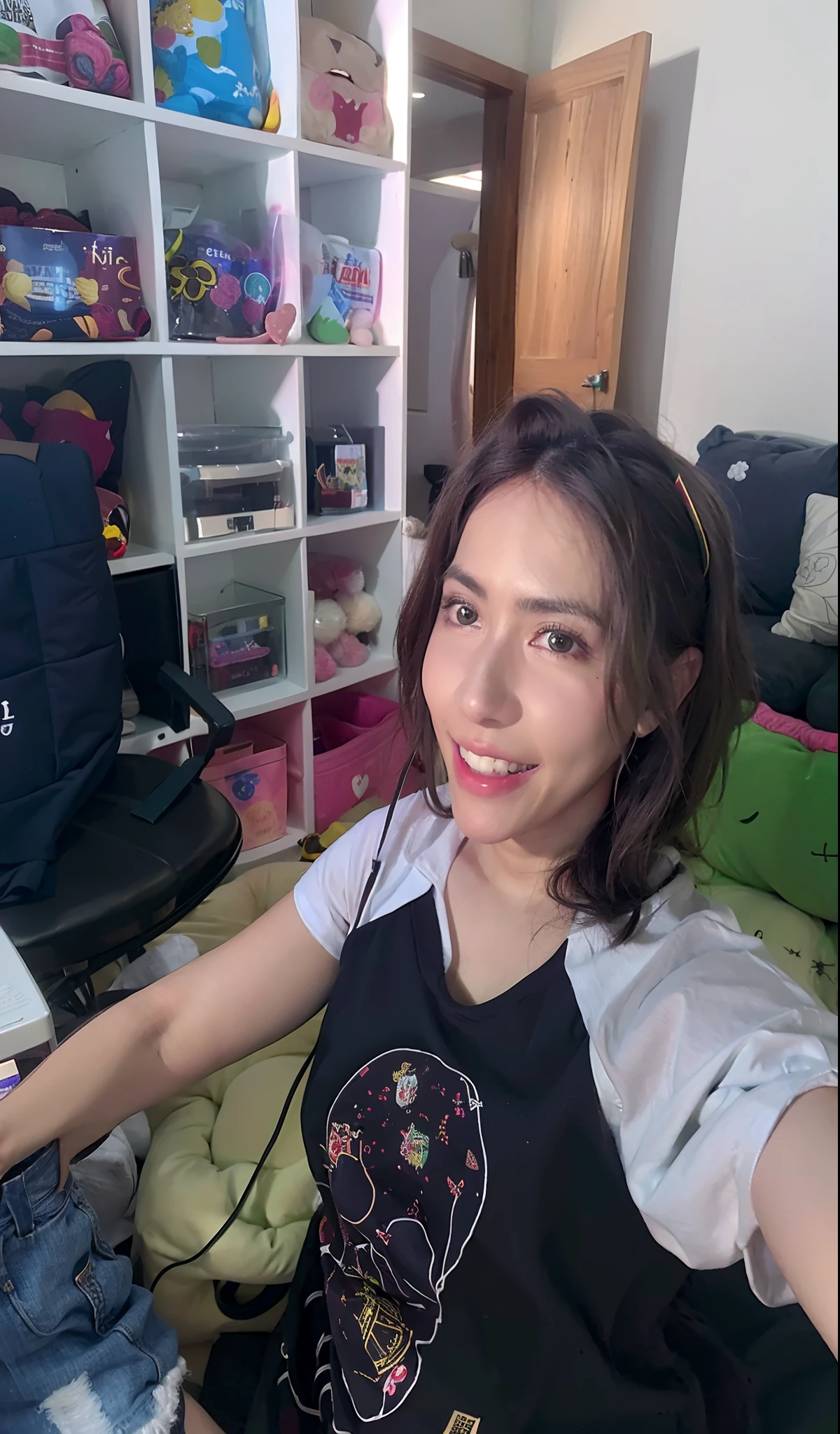 Mulher sorridente em um quarto com um teclado e fones de ouvido, com fones de ouvido, com fones de ouvido, inspirado em Maria Helena Vieira da Silva, Adriana DXIM, Em casa, fernanda suarez, Directed by: Nandor Soldier, Valentina Embaralhamento, Streamer do Twitch, Parece Fabiula Nascimento, jogador, na frente de um computador