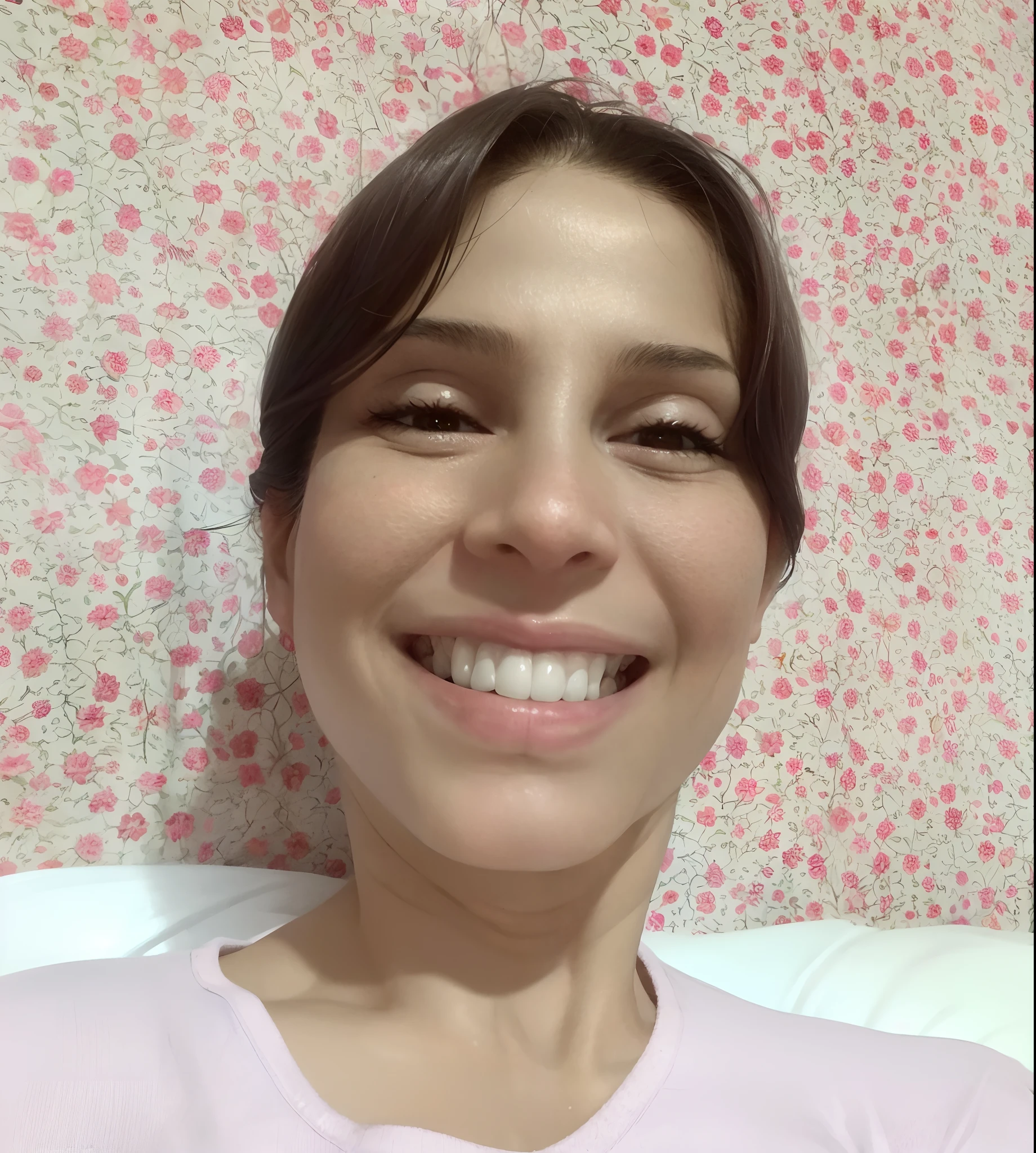 Mulher sorridente na camisa rosa deitada na cama com papel de parede rosa, 3 5 year brazilian mother, Mulheres de 40 anos, (38 anos), 3 0 anos mulher, fernanda suarez, 4 5 I, Directed by: Nandor Soldier, Magda Torres Gurza, happily smiling at the camera, Estefania Villegas Burgos