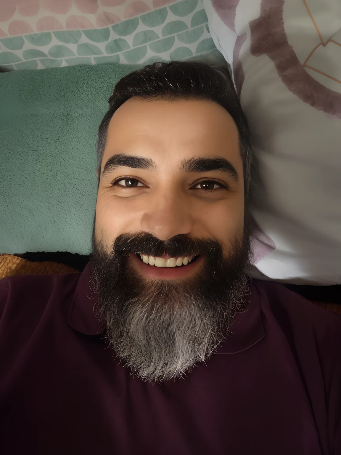 homem com barba e bigode deitado em uma cama, selfie de um homem, sorrindo de cima, relaxing and smiling at camera, (38 anos), Homem de 4 0 anos, foto selfie, Fotografia selfie 8k, cerca de 3 5 anos, cara com barba, happily smiling at the camera, com um rosto orientalista sorridente