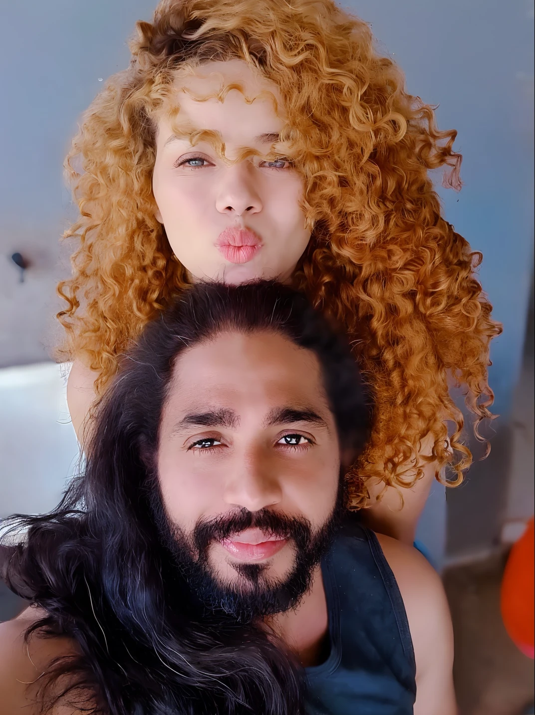 There's a man and a woman with long hair posing for a photo, com longos cabelos cacheados, com cabelos ruivos cacheados, long messy curly hair, com afro, cabelos loiros cacheados muito longos, longos cabelos loiros e cacheados, facebook post, um homem negro com longos cabelos cacheados, longos cabelos loiros cacheados e fofos, por Aya Goda, com cabelos longos, flowing massive hair