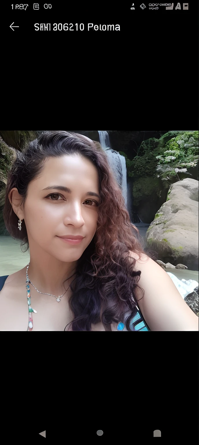 There is a woman with long curly hair sitting in a chair, Mulher de 30 anos de Cuba, 3 0 anos de idade mulher, Mulher de 30 anos, Alanis Guillen, em uma caverna com a cachoeira, Fotografia tirada em 2 0 2 0, ao lado de uma cachoeira, em frente a um fundo de floresta, com uma cachoeira