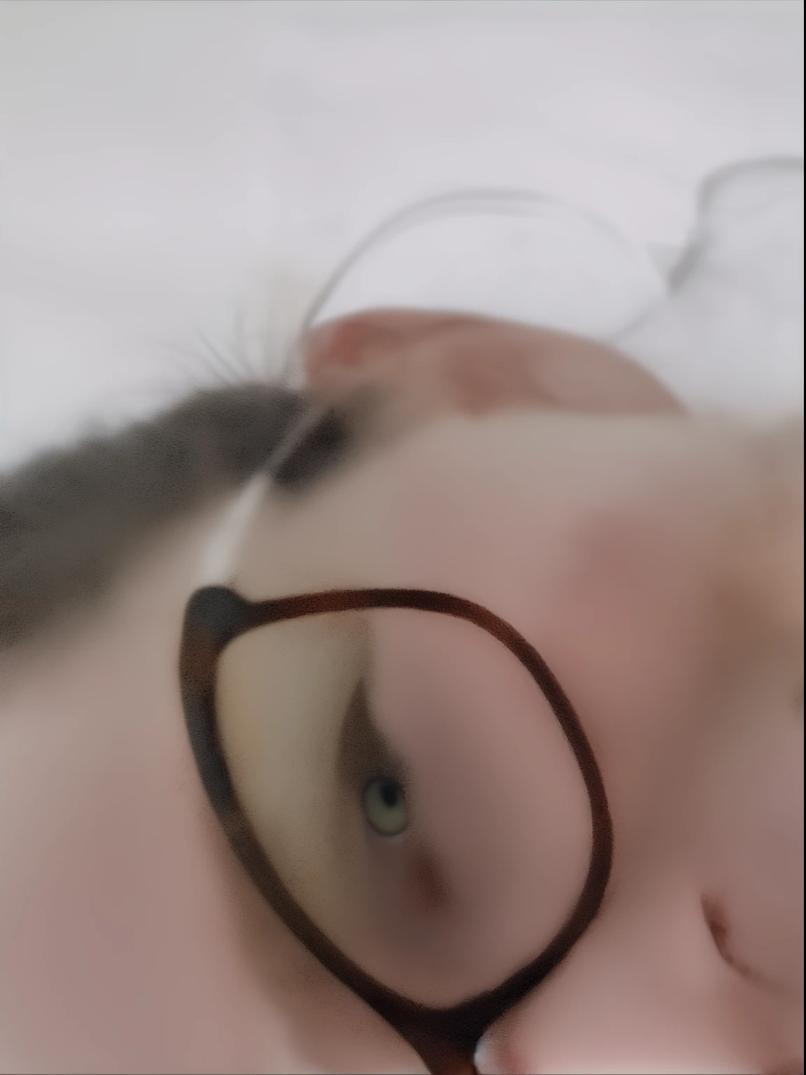 There's a woman holding a under a blanket, looking-into-camera, looks directly at camera, muito bobo olhando, both smiling for the camera, lovingly looking at camera, staring directly at camera, Foto POV, looking to the side off camera, staring directly at camera, Looking towards the camera, looking-into-camera, looking straight into the camera