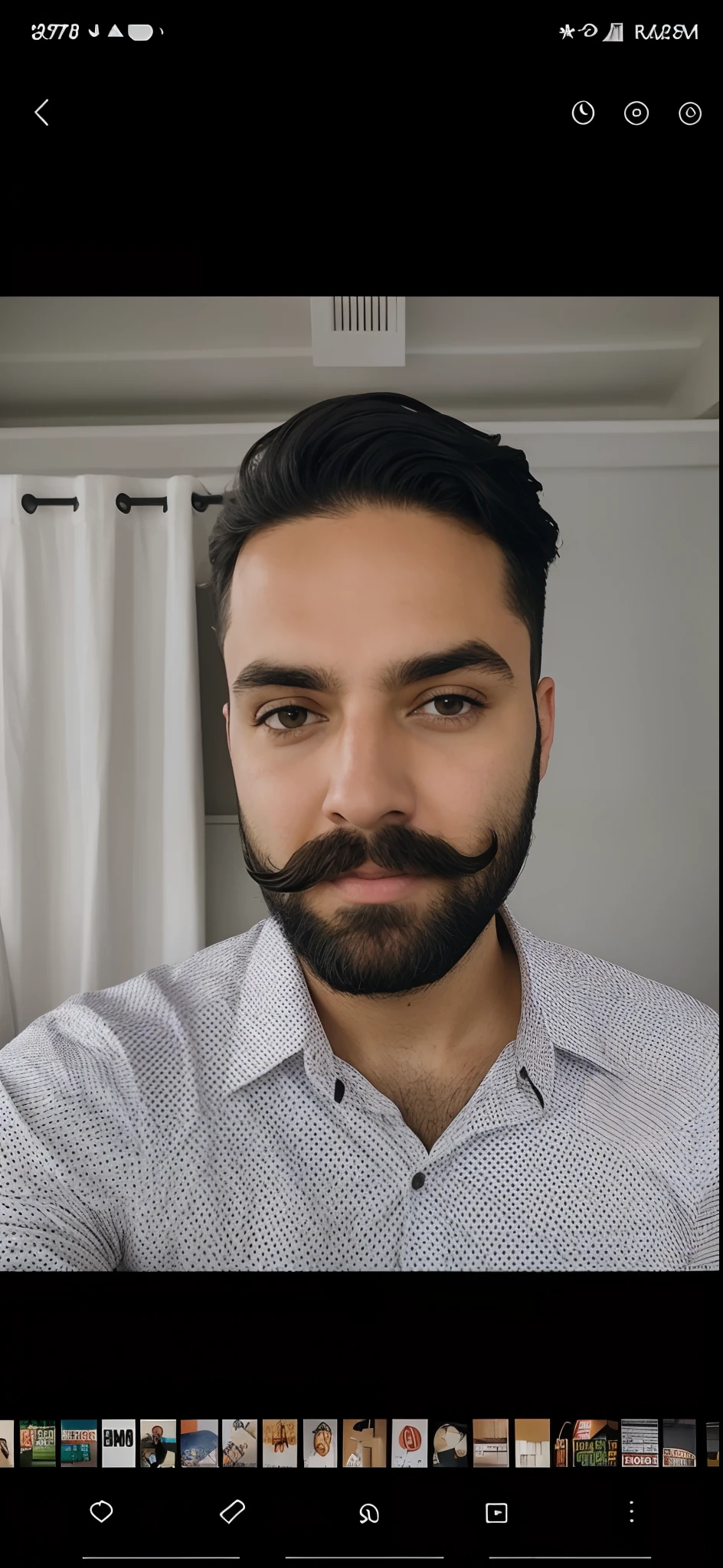 Man with beard and mustache is looking at camera, com uma barba pequena, sem barba, Fotografia selfie 8k, sem barba e bigode, sem barba, retrato de rosto completo, barba pequena, staring directly at camera, Retrato tirado 8 K, Looking directly at the camera, Postagem no Reddit, selfie de um homem, staring directly at camera