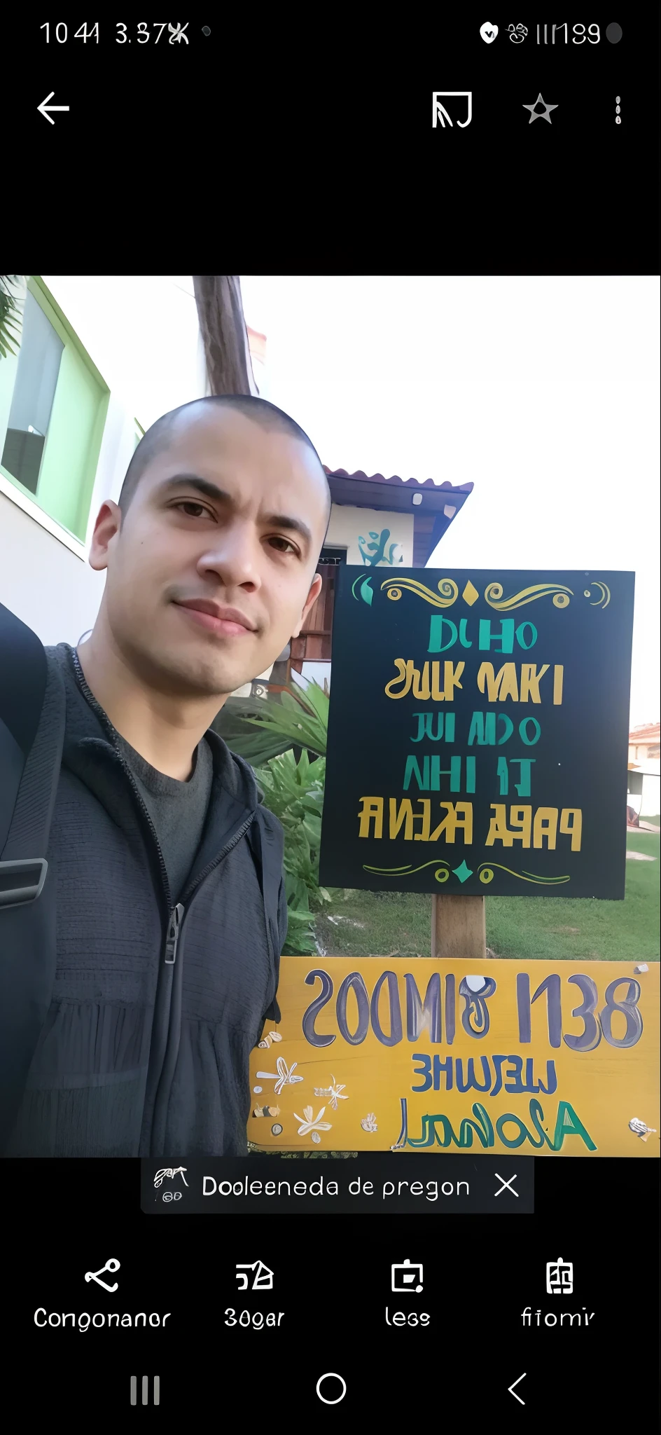 There's a man who's standing in front of a sign, imagem frontal, Directed by: Nandor Soldier, mateus 9 5, he is! cerca de 3 0 anos de idade, em torno de 1 9 anos, caio santos, album photo, SINAL, foto de perfil, Michal, 2 3 anos, Beto Val, ele tem cerca de 30 anos
