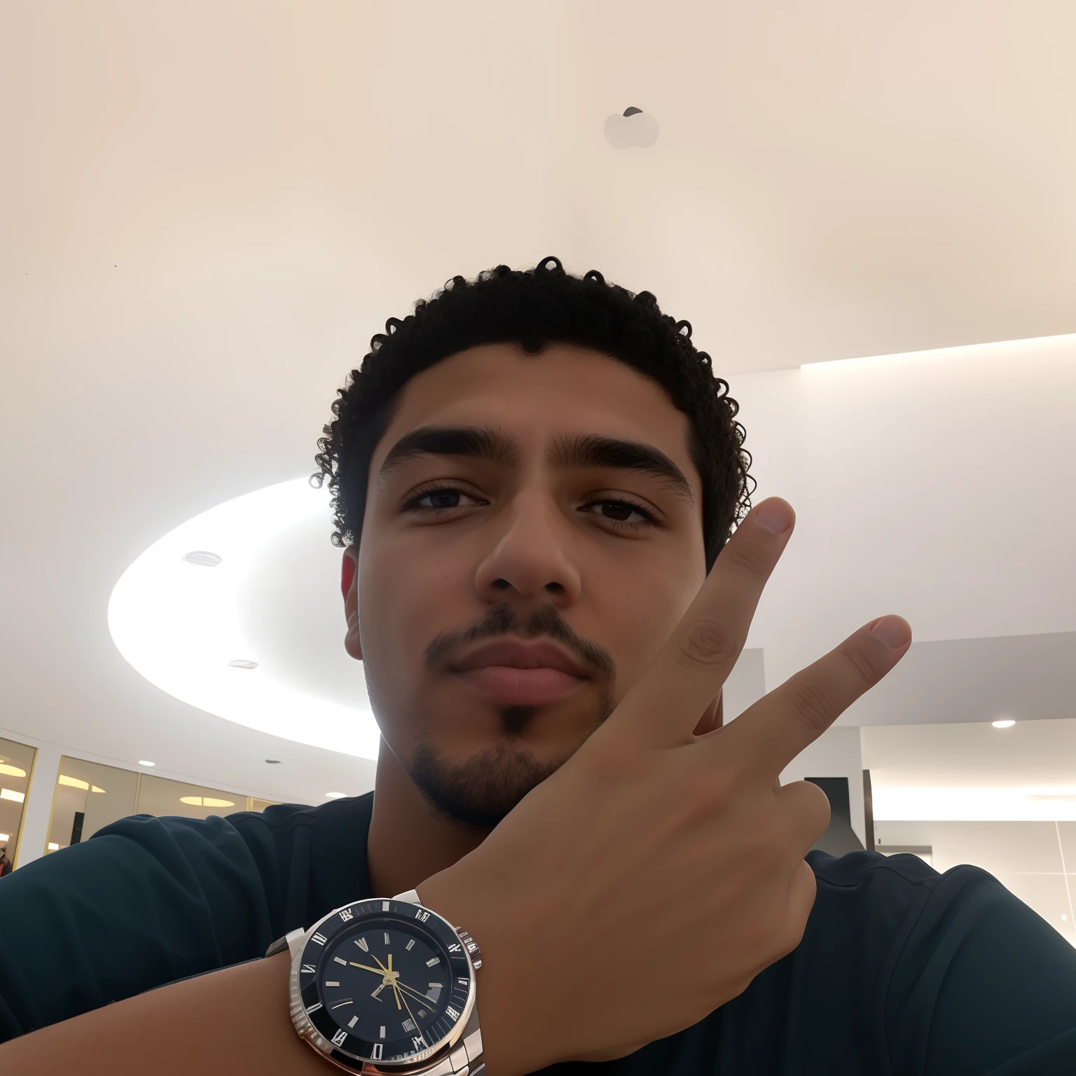 Araffe man with a watch making a peace sign with his hand, em um shopping, caio santos, em um shopping, em torno de 1 9 anos, Alex, mateus 9 5, maximus jacobs, Mohamed Chahin, Saadane AFIF, com afro, Atef, aparecer em um shopping center, Fotografia selfie 8k, iphone selfie, arrefecimento