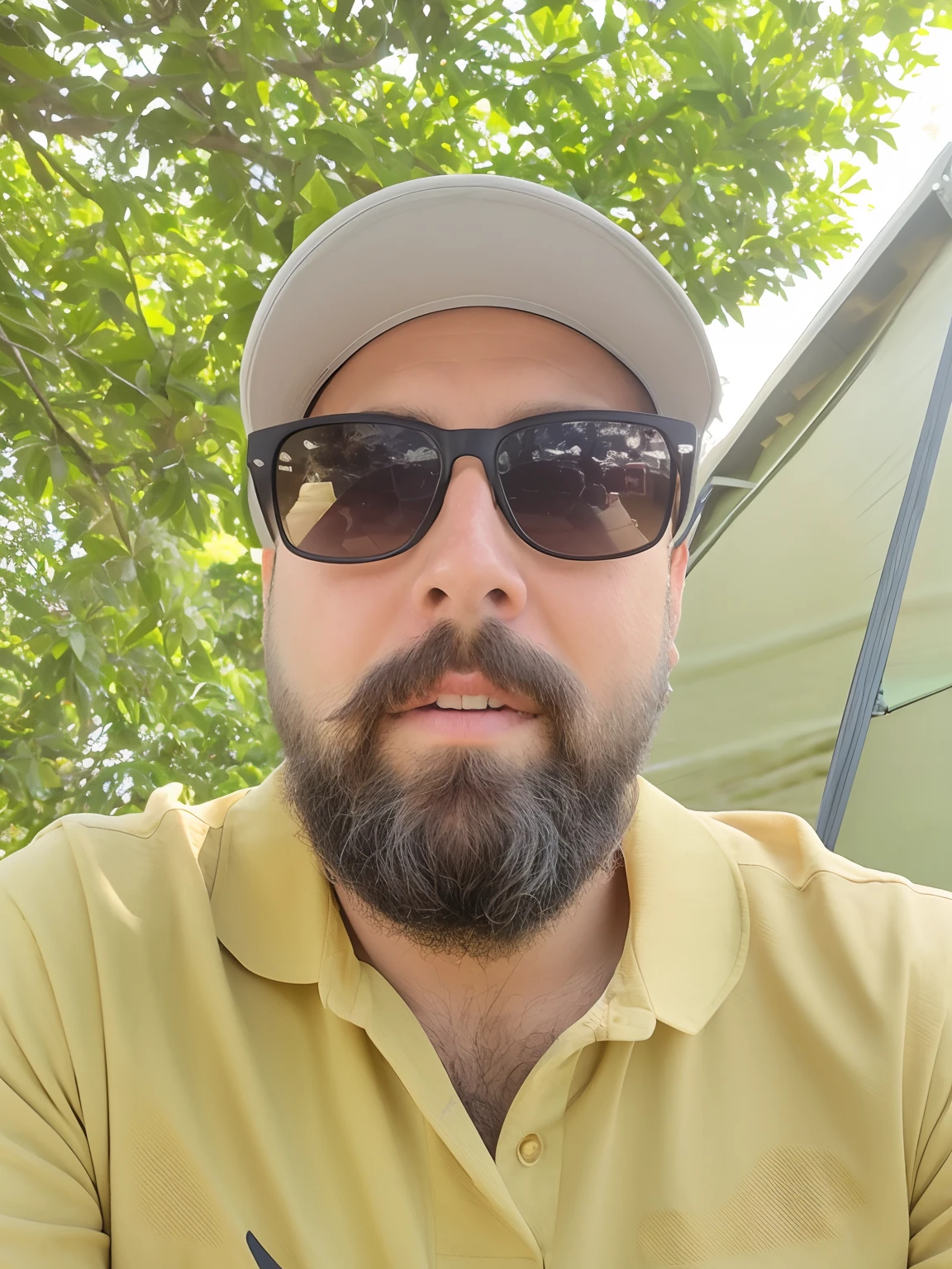 Man with beard and sunglasses sitting outside, Fotografia selfie 8k, 38 anos