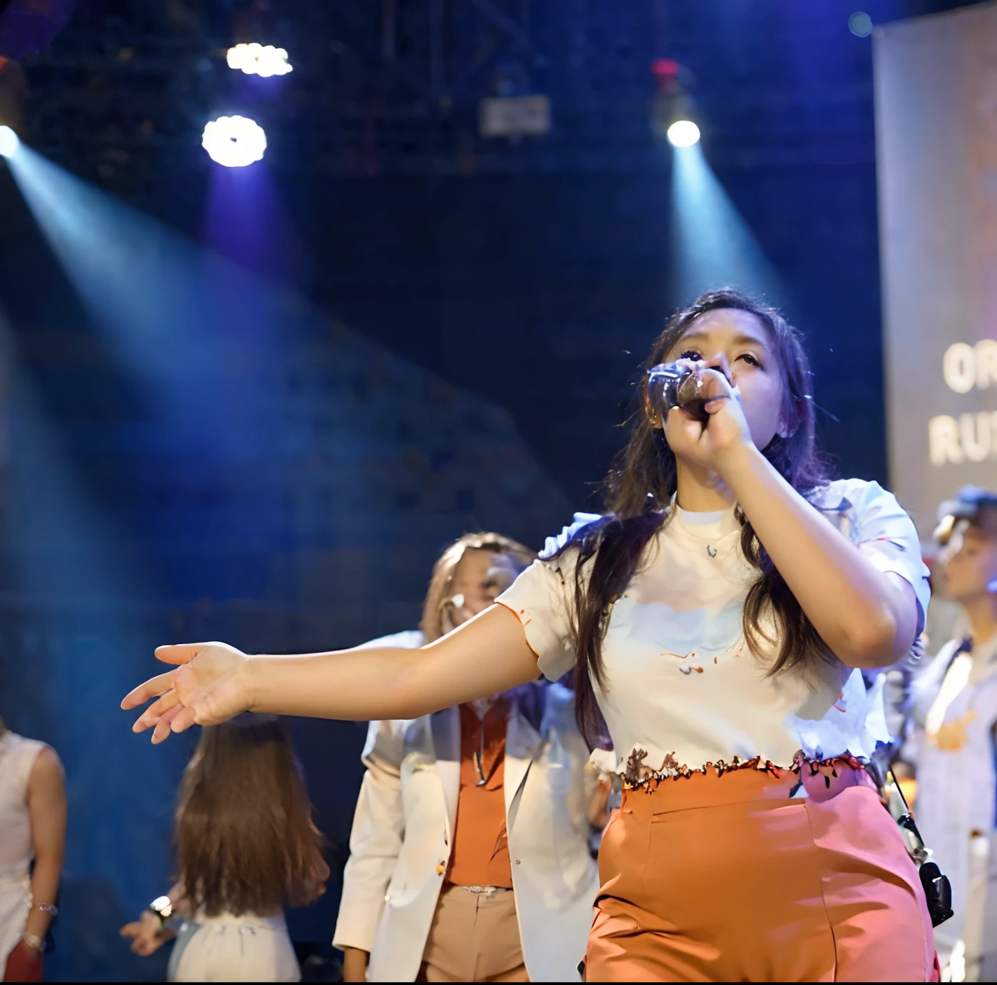 There's a woman singing on stage with a microphone in her hand, Apresentando-se no palco, Fotografia tirada em 2 0 2 0, foto do concerto, tomada em 2 0 2 0, adorar, ombro na frente pose, tiradas em 2022, por Else Alfelt, no palco, imagem central, by Gina Pellón