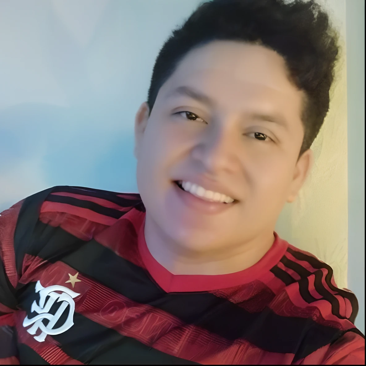 personagem dos desenhos animados de um garoto estilo pixar, camisa vermelha, olhos claros