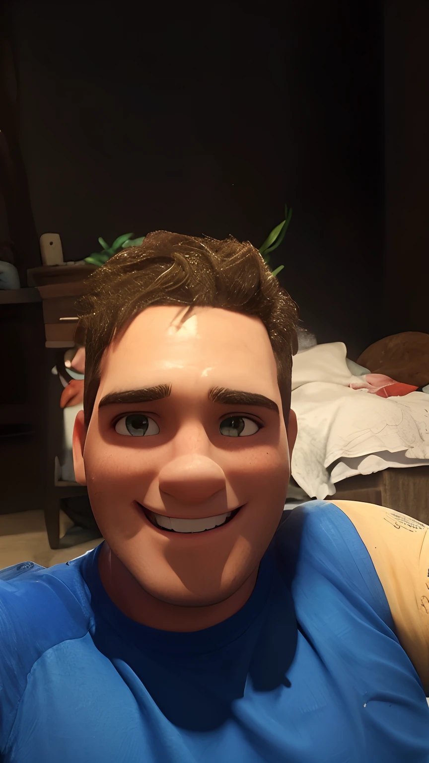 Homem com camiseta azul malhado com sorriso