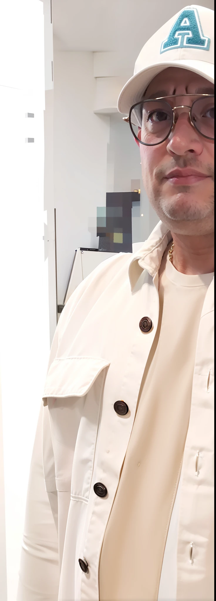 Man in white jacket and hat standing in a room, vestir camisa bege, desgaste - estilo branco, estilo detalhado, estilo thisset, usando um parker, foto de zoom detalhada, classic vibes, fechar detalhes, mangas brancas, Close-up de corpo inteiro, wearing a watch, Hands in pockets, vestido casualmente, holding gold watch, Vestido casualmente