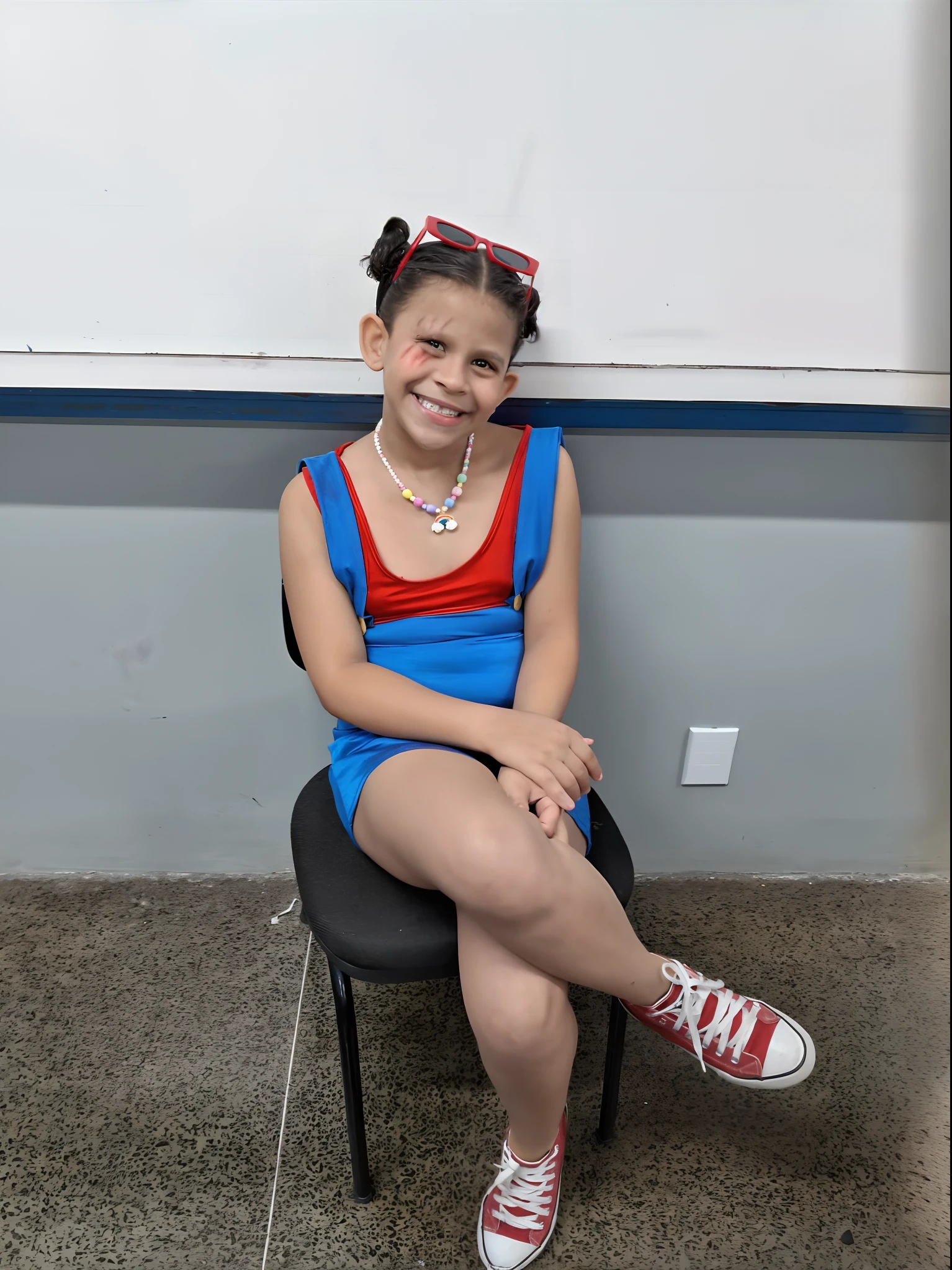 Arafed sentada em uma cadeira em frente a um quadro branco, She is grinning, she is smiling and happy, by Amelia Peláez, Directed by: Nandor Soldier, Mulher de 30 anos de Cuba, she is smiling and excited, foto da meninariga, by Julio González, grande sorriso em seu rosto