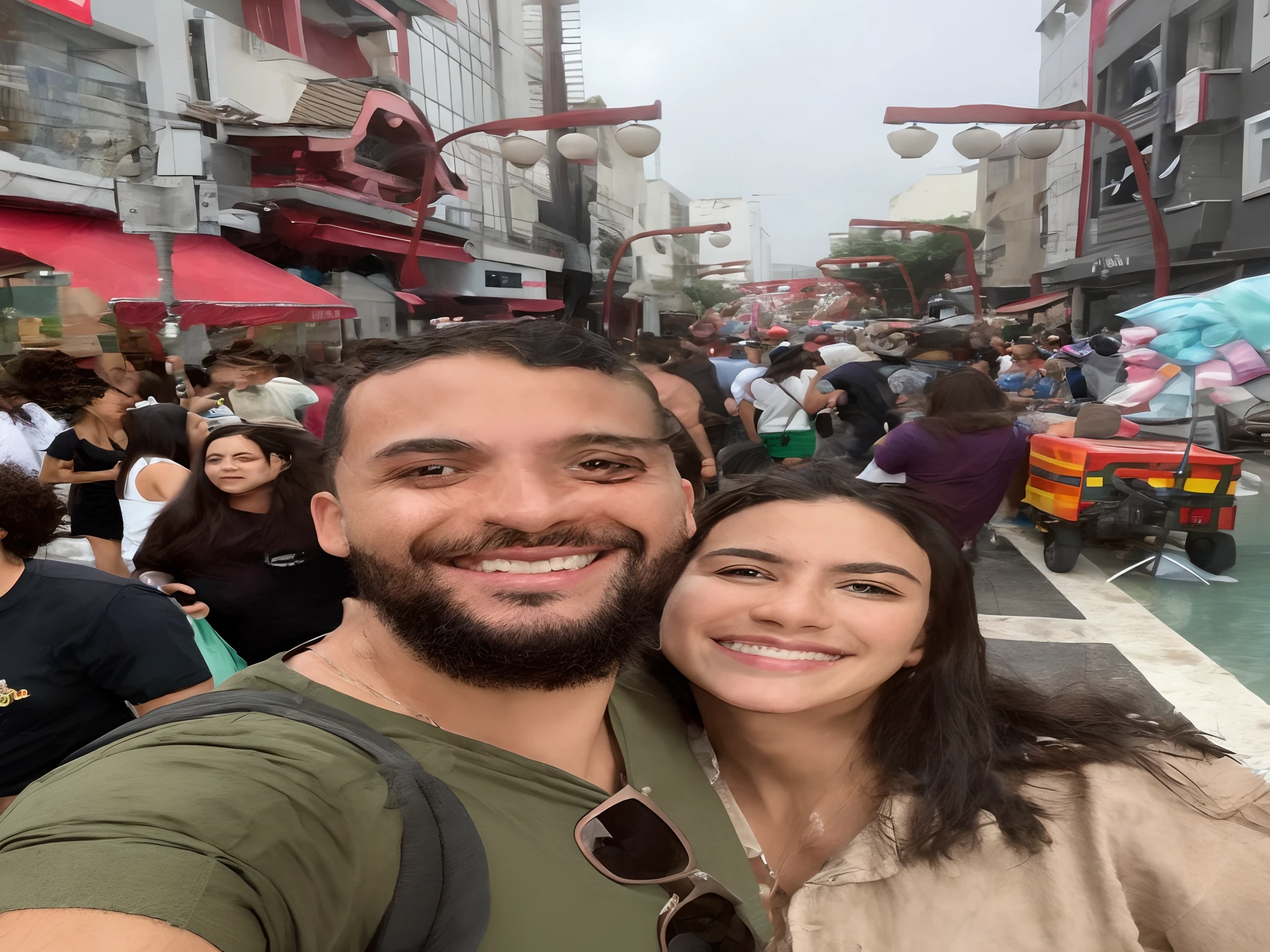 Smiling couple taking selfie with arms raised in the air, Thomas Anthony e Malika Favre, Tyler Edlin e Natasha Tan, no topo de uma colina, com montanhas ao fundo, no topo de uma montanha, no topo de uma colina, Directed by: Willian Murai, com morro irradiante, Colinas ao fundo, Malika Favre