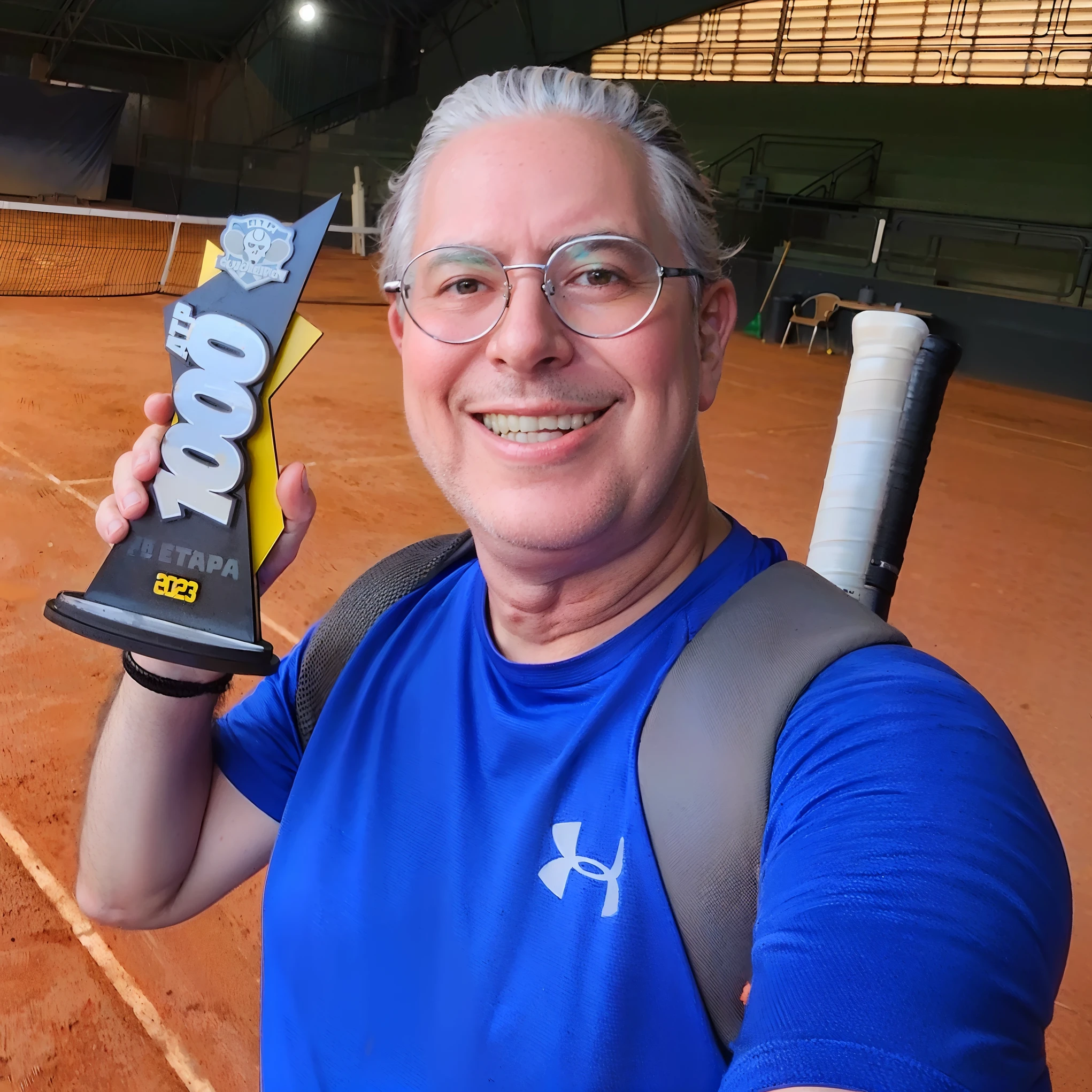 Smiling man holding a trophy on a tennis court, album photo, 2 0 2 2 foto, Directed by: Bernie D'Andrea, Davi A, 1 0 0 m, inspirado em Hans Mertens, 🤬 🤮 💕 🎀, Jan Svankmayer, Rony Cobb, Directed by: Daniel Schultz, inspirado por Ion Andreescu, 1 0 0 0, martin mottet