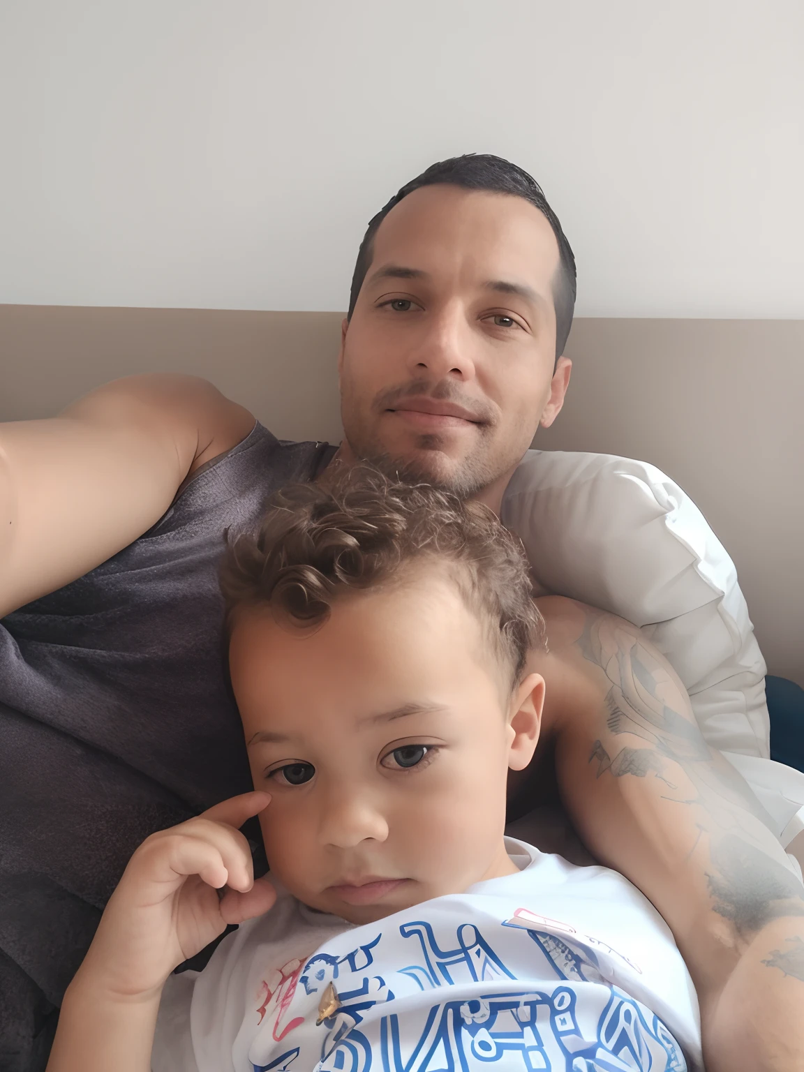 There's a man and a child lying on a bed, with a kid, pai com filho, 3 2 anos, 3 6 anos, testa larga paterna carinhosa, (38 anos), 38 anos, 3 5 anos, Selfie, 35 anos, papai/paterno, 2 9 anos, Homem de 4 0 anos