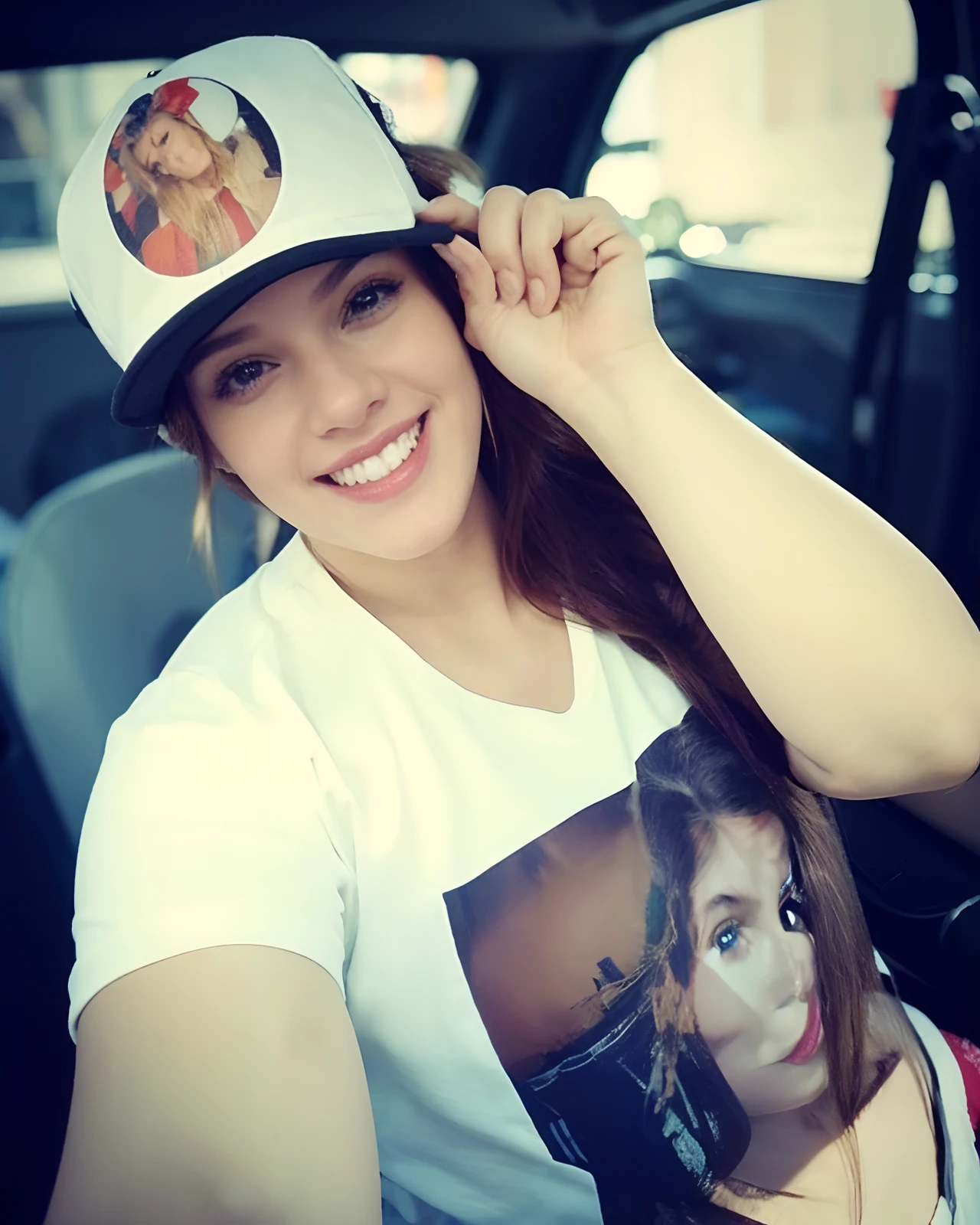 white girl, olhos castanhos, nariz fino, cabelo vermelho cumprido, sorrindo camiseta branca, bonnet, brinco