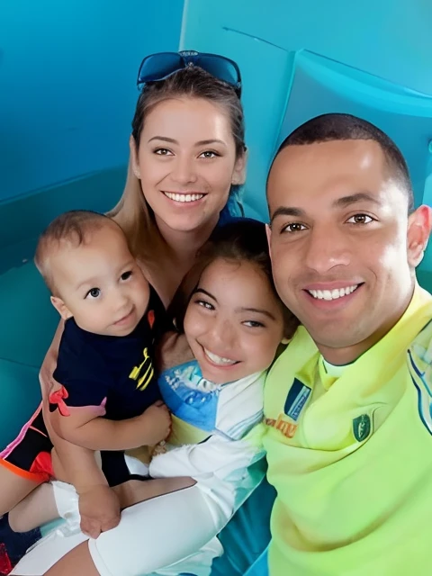 Arafed family posing for a selfie in a blue room, Postagem no Reddit, imagem do avatar, foto de perfil, Family photo, Ronaldo Luis Nazario de Lima, imagem de perfil, Ronaldo Luis Nazario da Lima, Joel Torres, Happy family, Cristiano Orrillo, foto do perfil, vacation photo, facebook post, instagram post, Postagem 4k, 4 k post, especial