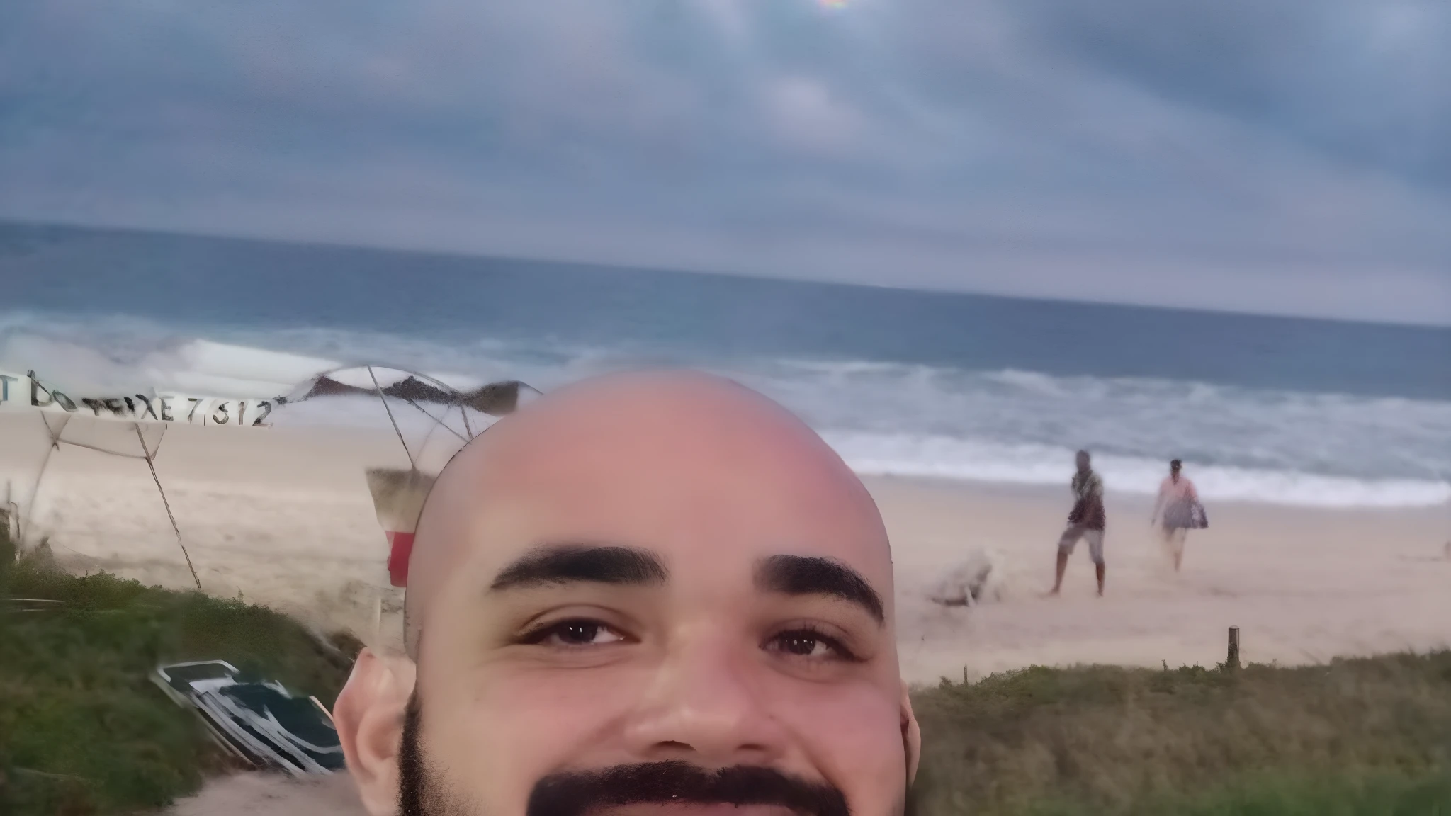 there is a man that is standing on the beach with a frisbee, on the beach at sunset, foto de praia, at the beach on a sunset, on the beach during sunset, standing near the beach, na praia, on the beach at sunset, O oceano ao fundo, standing at the beach, em uma praia, oceano ao fundo