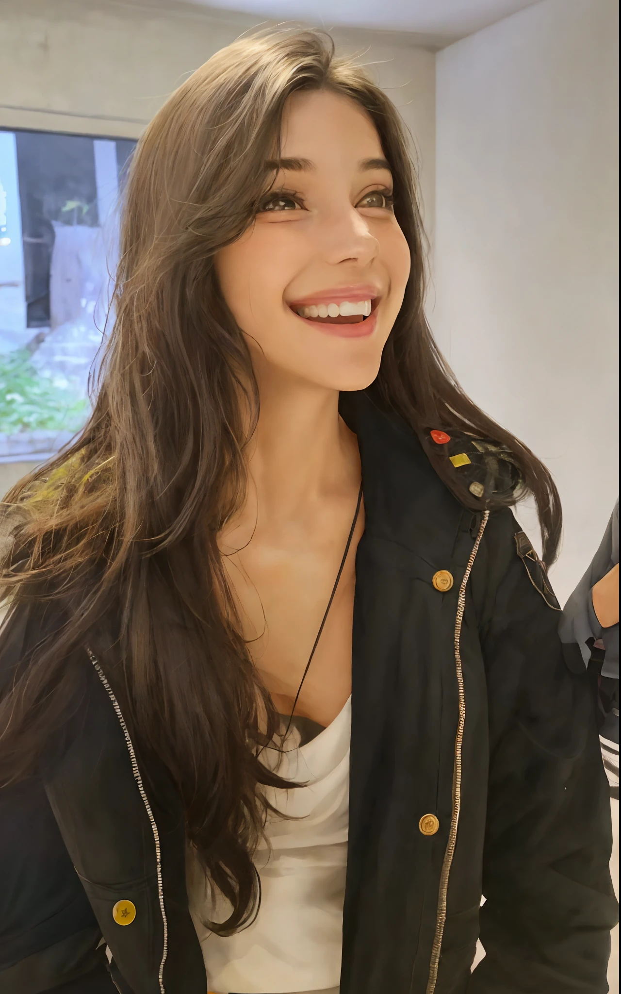 mulher sorridente em jaqueta preta segurando um prato de comida na frente dela, mulher nova com cabelo escuro longo, She is grinning, she is smiling and excited, female with long black hair, she is smiling and happy, Directed by: Nandor Soldier, Malika Favre, bonito e sorridente, Mulher jovem sorridente, grande sorriso em seu rosto