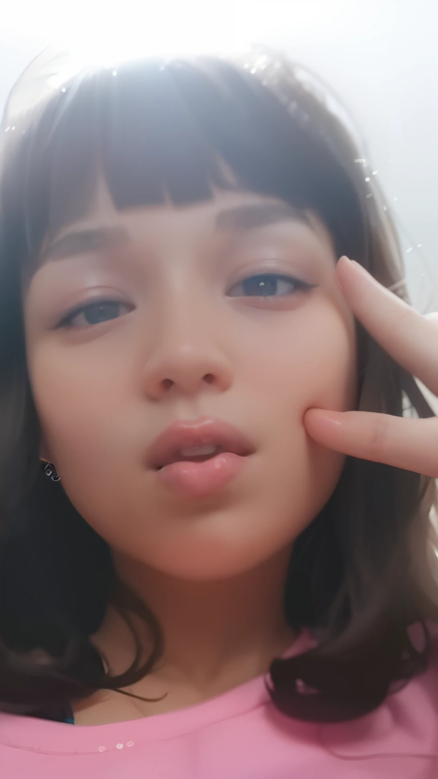 There's a young girl making a funny face with her fingers, cara de bobo, cara boba fofa, com nariz pequeno, bico bonito, small lips pointy nose, cara de pato, mostrando o rosto, small heart - shaped face, imagem de qualidade muito baixa, ela tem um rosto bonito, Tongue out, Amuando, imagem do rosto, large round nose closed lips