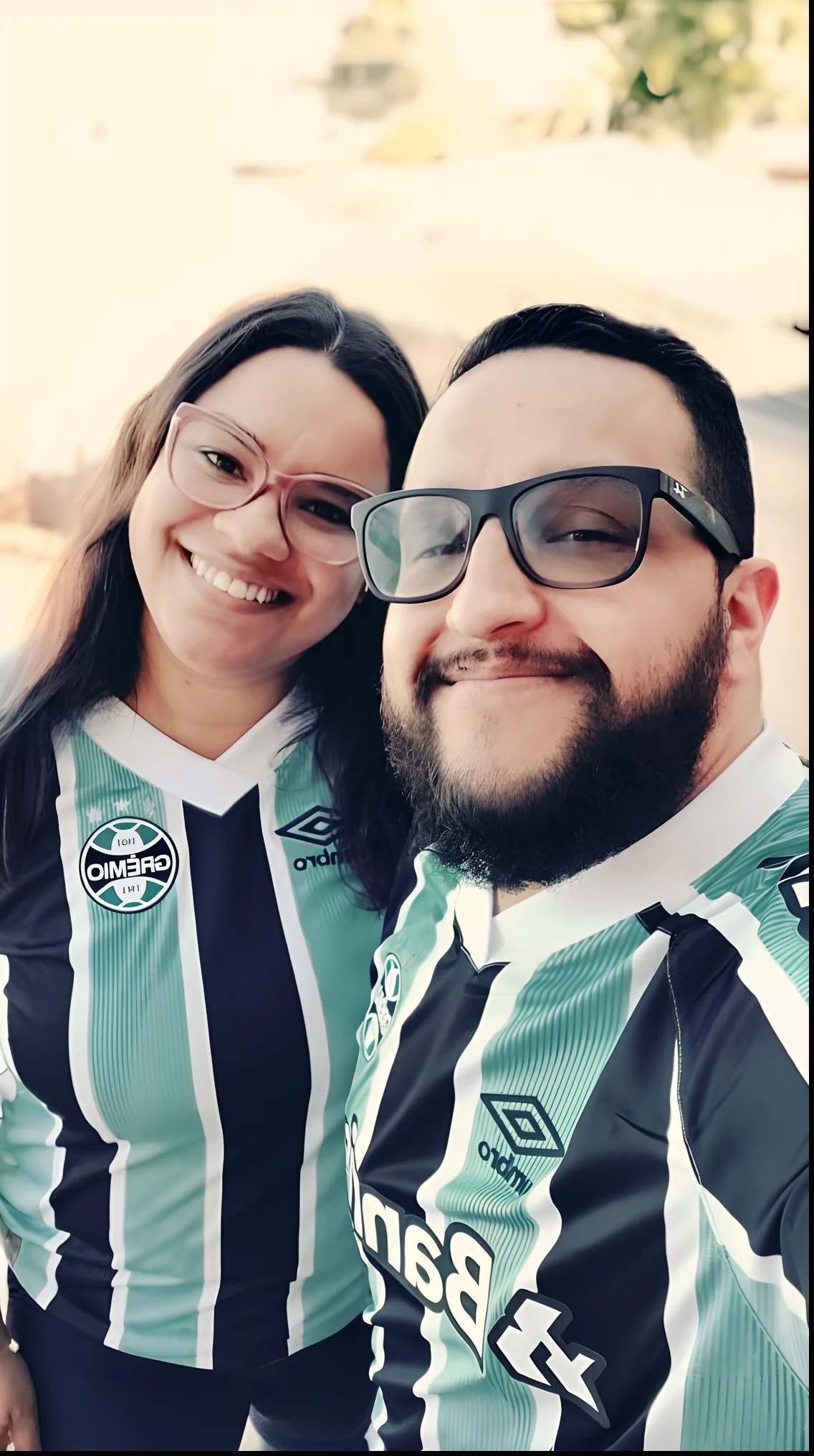 Homem e mulher que posam para selfie com camisa de futebol,