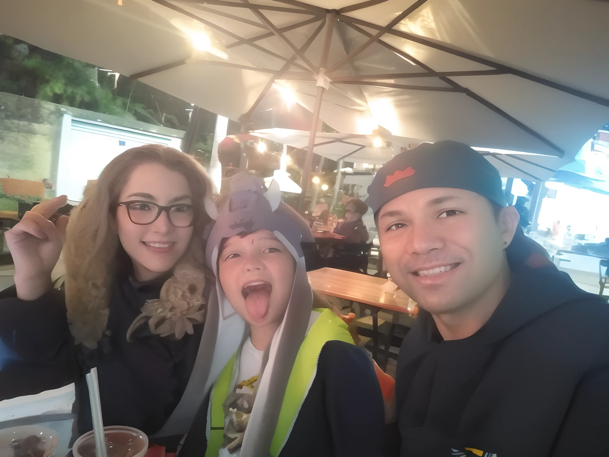 There are three people sitting at a table with a child, marido esposa e filho, non blurry, 10., foto assustadora, Happy family, Family photo, vacation photo, imagem de perfil, with a kid, divertindo-se, facebook post, foto de perfil, non blurry, foto de perfil, muito bobo olhando, imagem de qualidade muito baixa, Postagem no Reddit