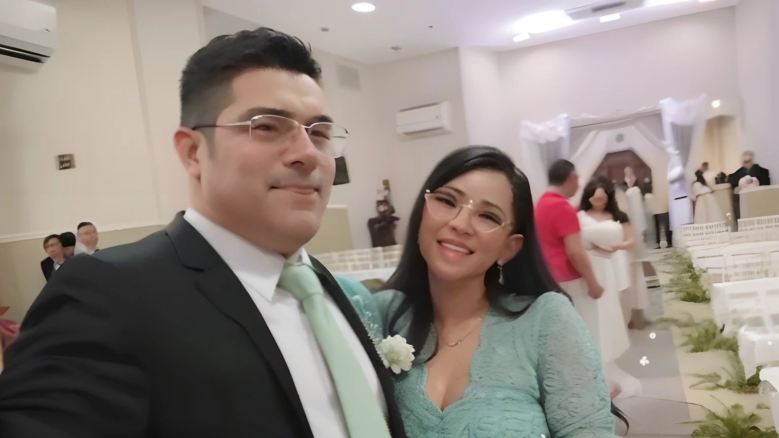 There's a man and a woman standing in a room with chairs, foto do perfil, casamento, Casal feliz, na igreja, imagem de perfil, Sandra, coluna, Fotografia tirada em 2 0 2 0, par, Tyler Edlin e Natasha Tan, Com Godray, Directed by: Nandor Soldier, foto do casamento, Foto realista, david rios ferreira