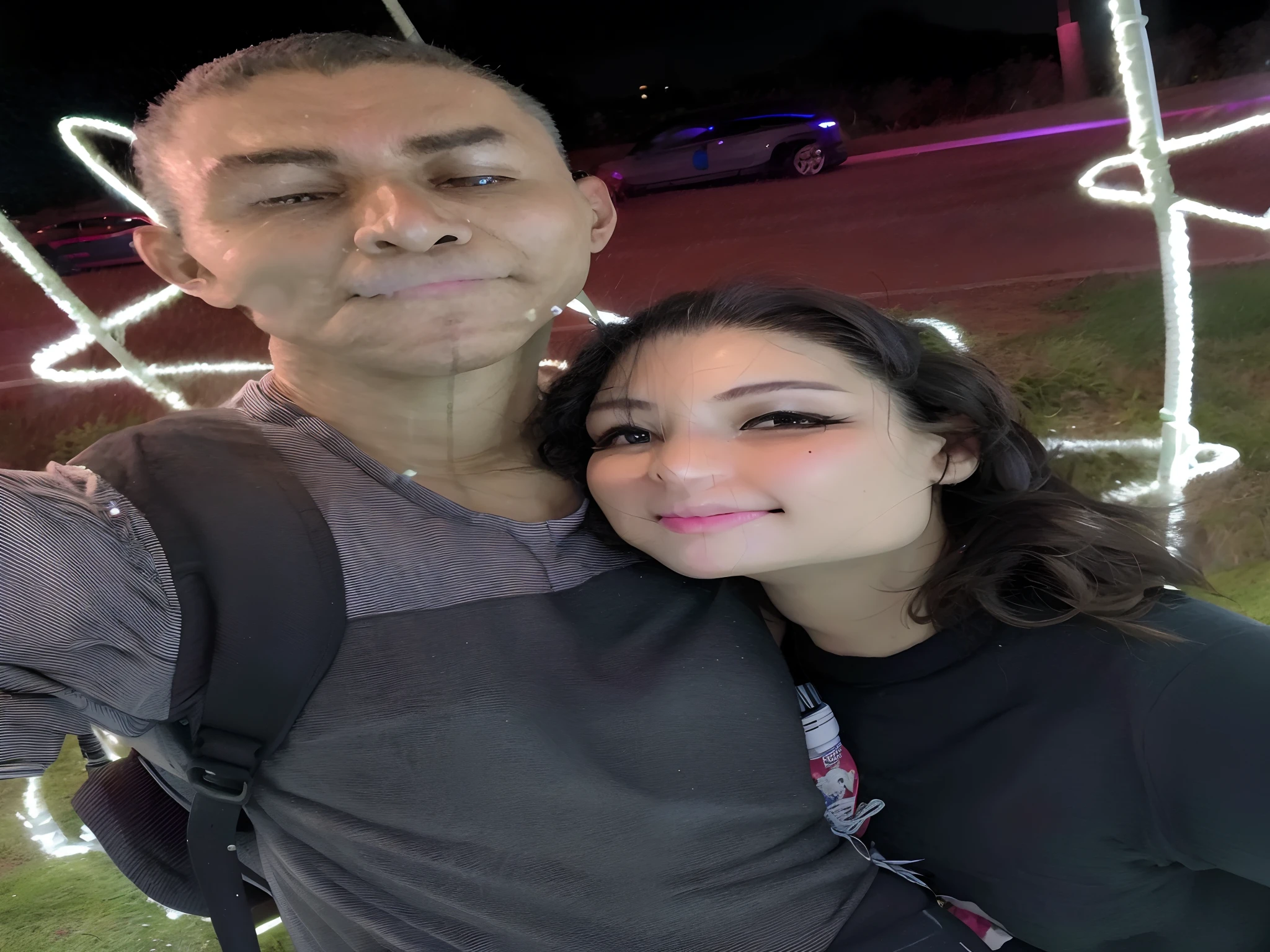 There are two people in love taking a selfie in a park, photo taken at night, at night, Parque em segundo plano, In Sao Paulo, com um parque ao fundo, imagem de perfil, Noite!, momma and papa, bokeh apenas em segundo plano, at night time, with glowing lights at night, at night with lights, vacation photo, em um parque