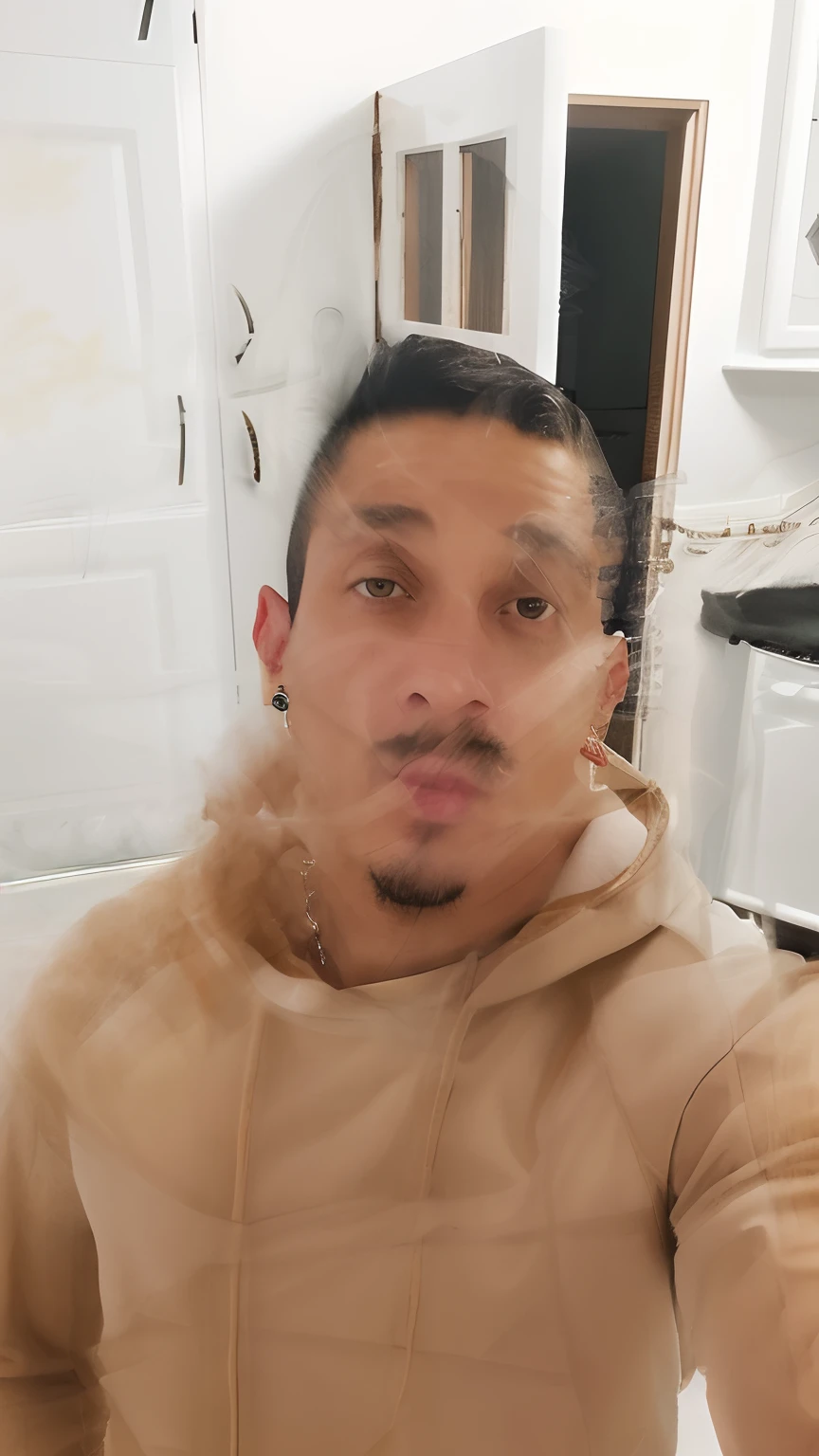 There's a man taking a selfie in a kitchen, Aykut Aydogdu, Ronaldo Nazario, caio santos, taken in the early 2020s, Streamer do Twitch / Jogador Ludwig, Condutor de Ene, imagem de perfil, Ronaldo Nazario Fenomeno, 3 2 - ano - homem de idade, Carmelo Blandino, andres rios, david rios ferreira