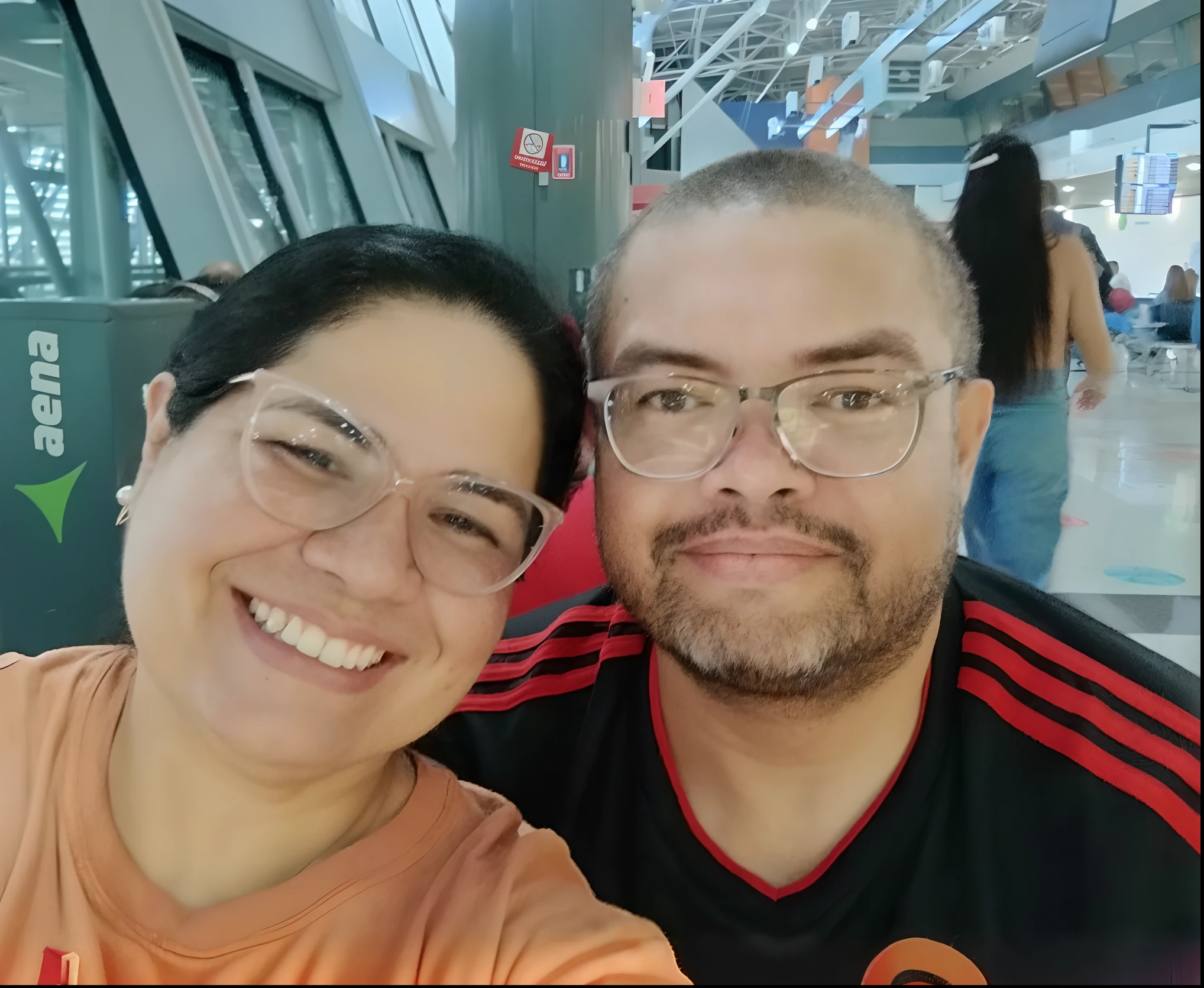 There's a bespectacled man sitting in a car with a seatbelt, Selfie de um homem, Selfie!!!!! de um homem, muito bobo olhando, foto Selfie, imagem de qualidade muito baixa, Luis Nieves Sr., olhando para o lado, foto do perfil, olhando para o lado, muito ligeiramente sorridente, Selfie, taken in the early 2020s