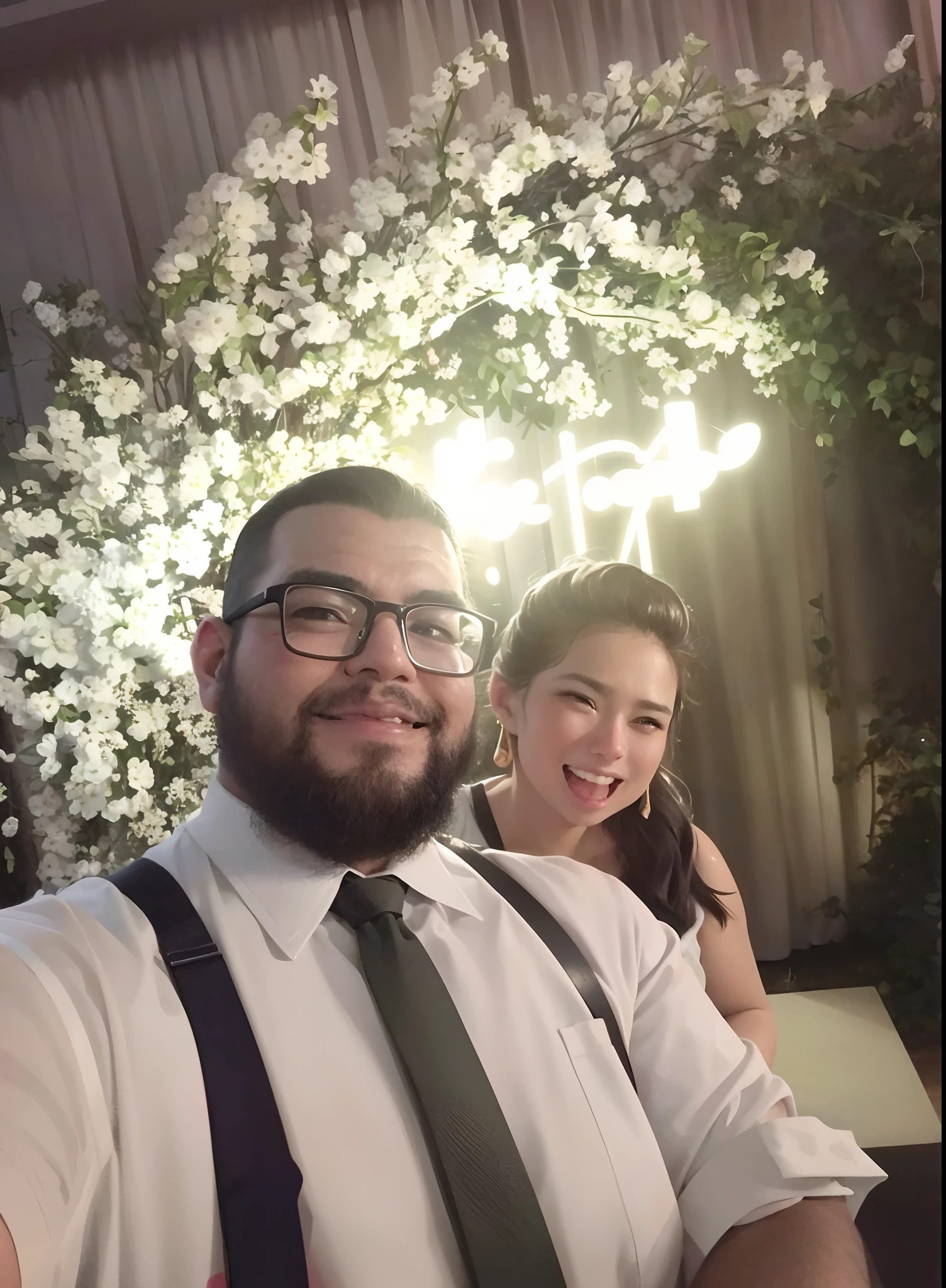 They are posing for a painting in front of a flowery wall, foto do casamento, foto do perfil, imagem de qualidade muito baixa, Tyler Edlin e Natasha Tan, Casal feliz, Forrest em segundo plano, retrato de casais, com nerd! glasses! e cavanhaque, Fotografia selfie 8k, Postagem no Reddit, 🤬 🤮 💕 🎀, foto do snapchat, foto de baixa qualidade