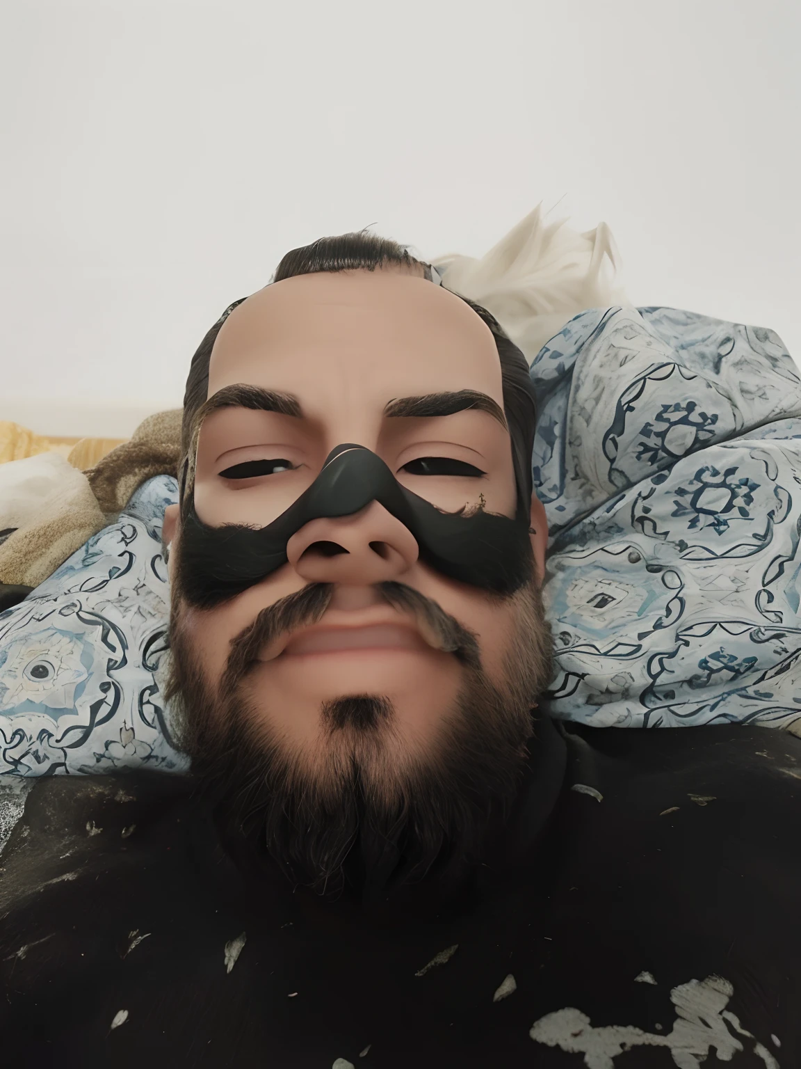 Homem com cabelo raso e de barba