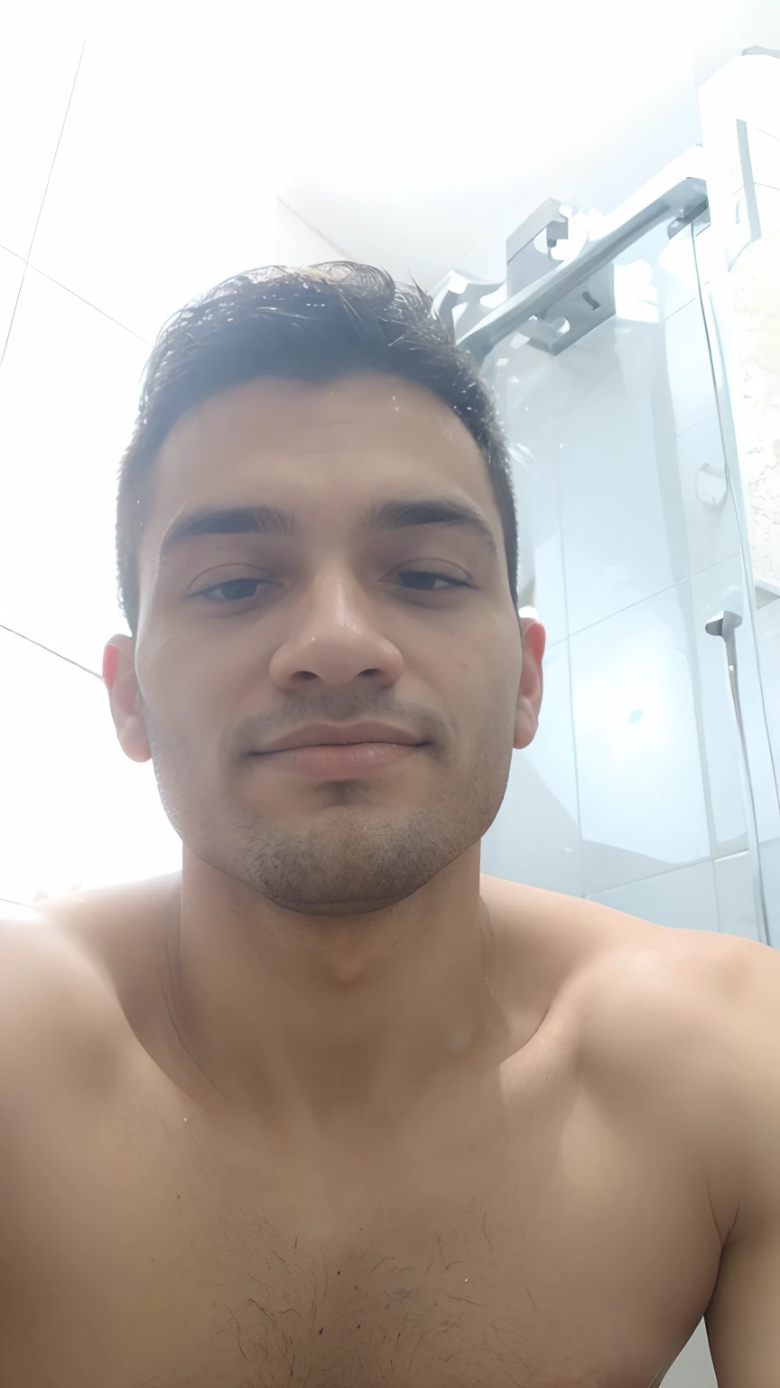 Um homen usando o banheiro