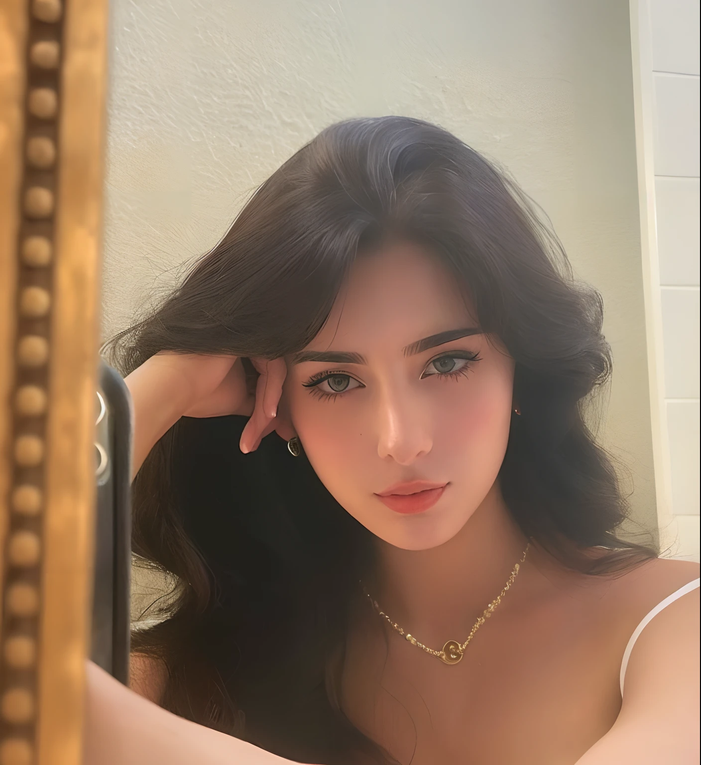 Hay una mujer que se mira en el espejo, Foto de perfil de la foto de cabeza, Kailee Mandel, foto de perfil, 18 years old, Foto de perfil, Imagen de perfil, taken in the early 2020s, Imagen filtrada, sonrisa sensual, Mirando desde un lado, selfie de una mujer joven, Yael Shelbia, Mujer encantadora, cabello negro y ojos grandes