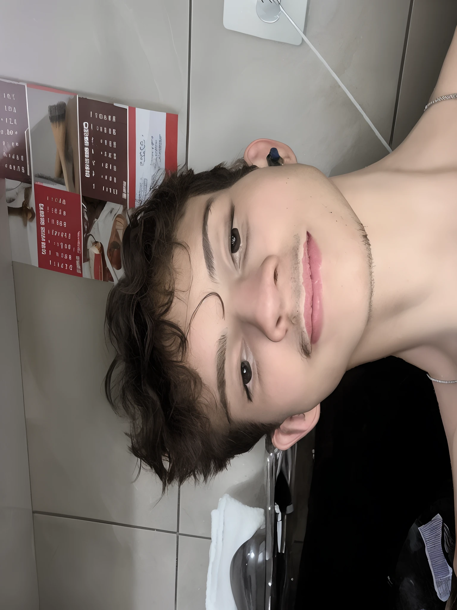 There's a man standing in a bathroom with a toothbrush, em torno de 1 9 anos, 18 anos, imagem de qualidade muito baixa, 1 6 anos, mateus 9 5, imagem frontal, 2 2 anos, 21 anos, cerca de 20 yo, 2 3 anos, Fotografia selfie 8k