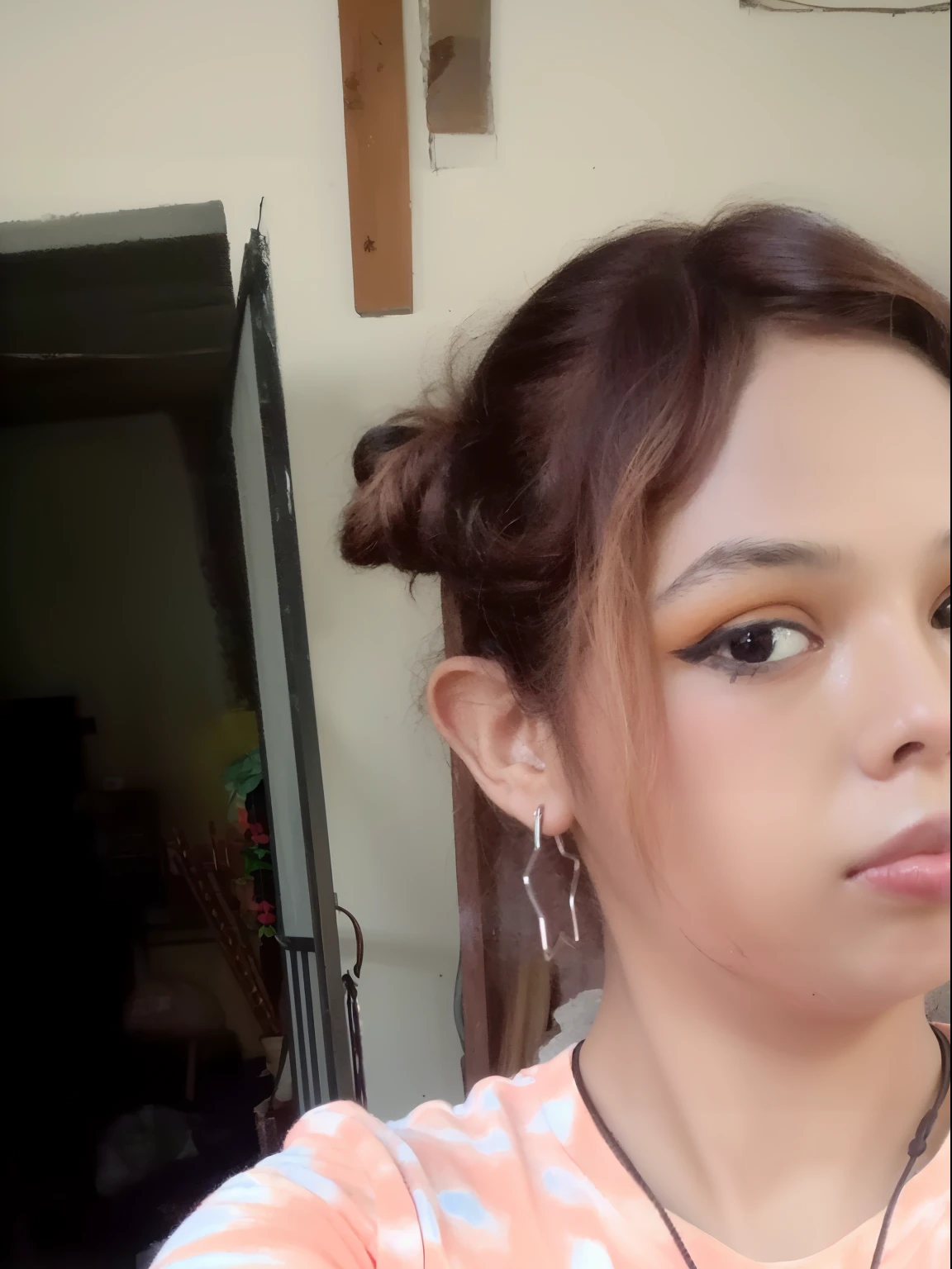 There's a woman sitting on a couch with a necklace on, 18 years old, ayahausca, Angiewolf, 1 6 years, Llevar sosten, 2 2 years old, imagen de muy muy muy baja calidad, 21-year-old, 2 3 years old, 2 7 years old, con cara precisa, 30-year-old woman