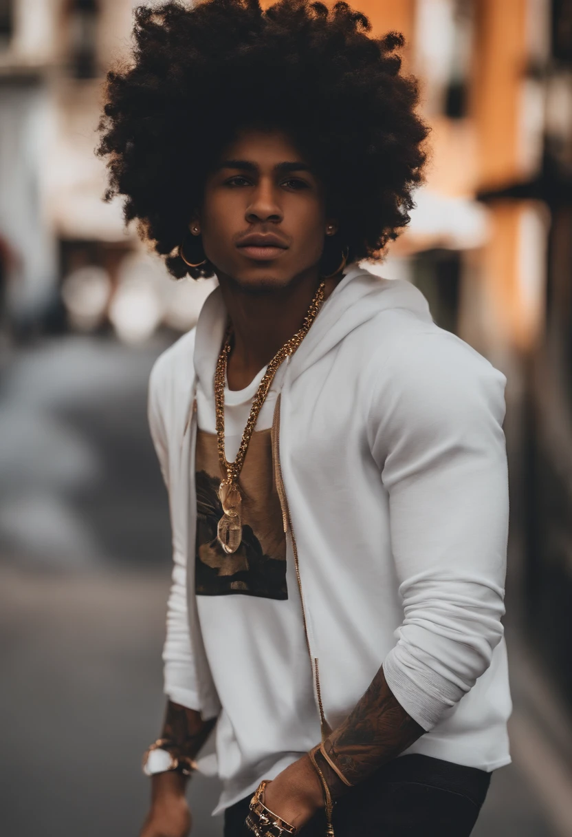 Imagem de um menino branco, cabelo cacheado, cantor de hip-hop, lifestyle, correntes