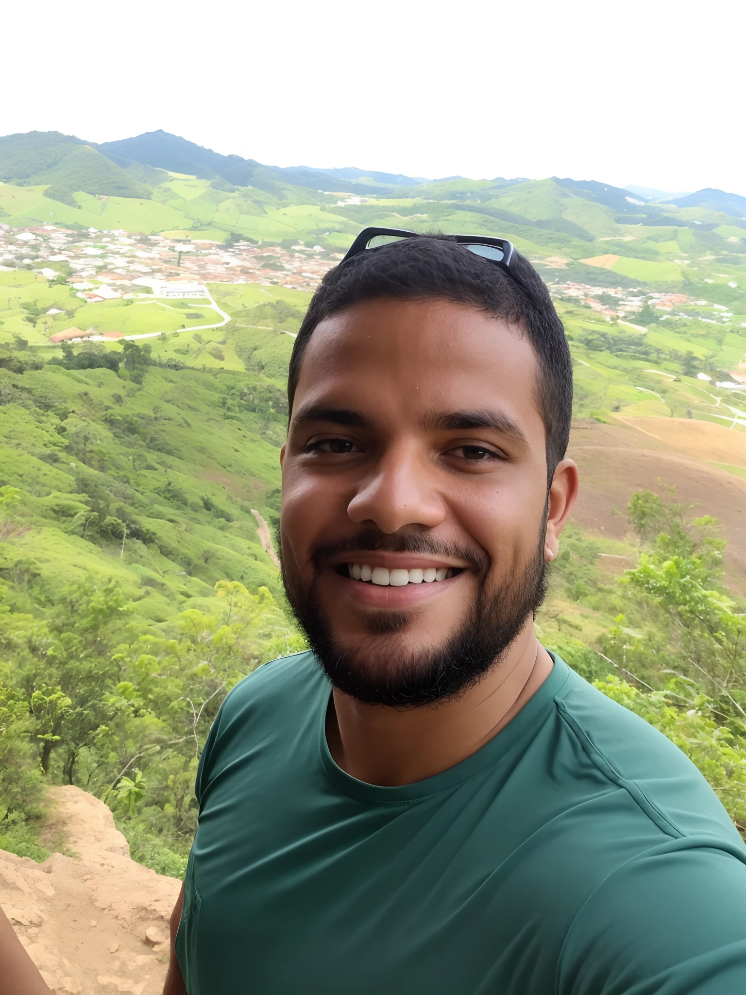 Smiling man in green shirt taking selfie with camera on mountain, icaro carvalho, caio santos, José Moncada, david rios ferreira, com montanhas ao fundo, imagem do avatar, daniel mirante, com montanhas no fundo, com montanhas como pano de fundo, Directed by: Felipe Seade, edu souza, Dan dos Santos, em frente a um fundo de floresta