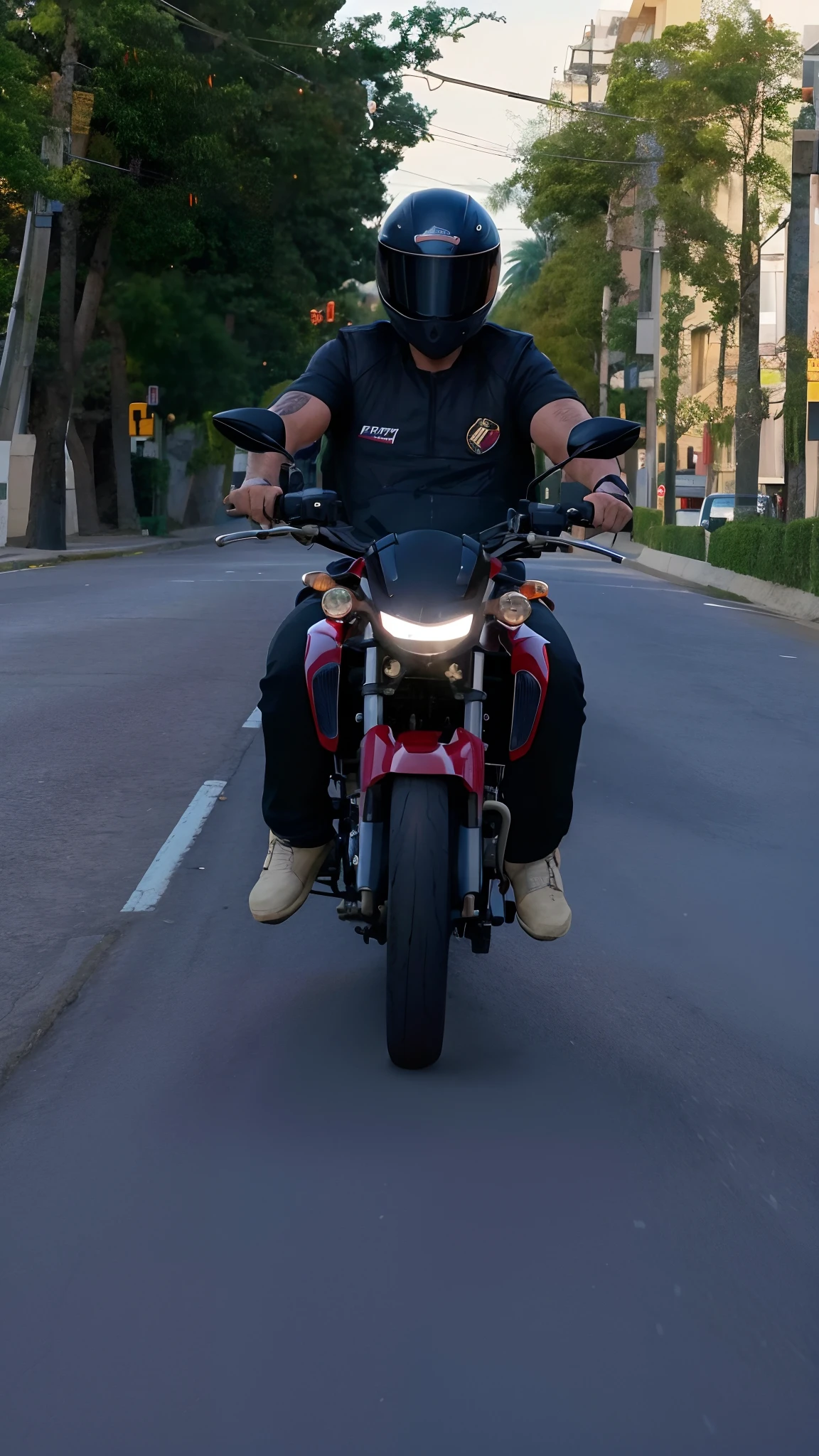 There's a man riding his motorcycle down the street on a sunny day, andar de moto por uma rua, frontal, pilotando uma motocicleta, Pose frontal, Andar na estrada, imagem frontal, flash frontal, andar de moto, excesso de velocidade em motocicleta, motocicleta, uma moto no centro do quadro, motociclista, frente em, Directed by: Felipe Seade, Akira Moto, Wheelie