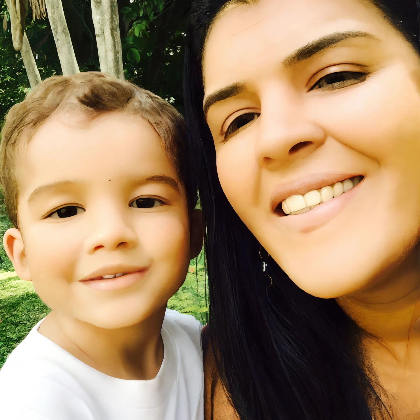 Smiling woman and child posing for a photo in a park, 3 5 year brazilian mother, Malika Favre, Directed by: Nandor Soldier, andrea rocha, mateus 9 5, Caroline Gariba, caio santos, Directed by: Samuel Silva, Alanis Guillen, fernanda suarez, Directed by: Felipe Seade, inspirado em Samuel Silva