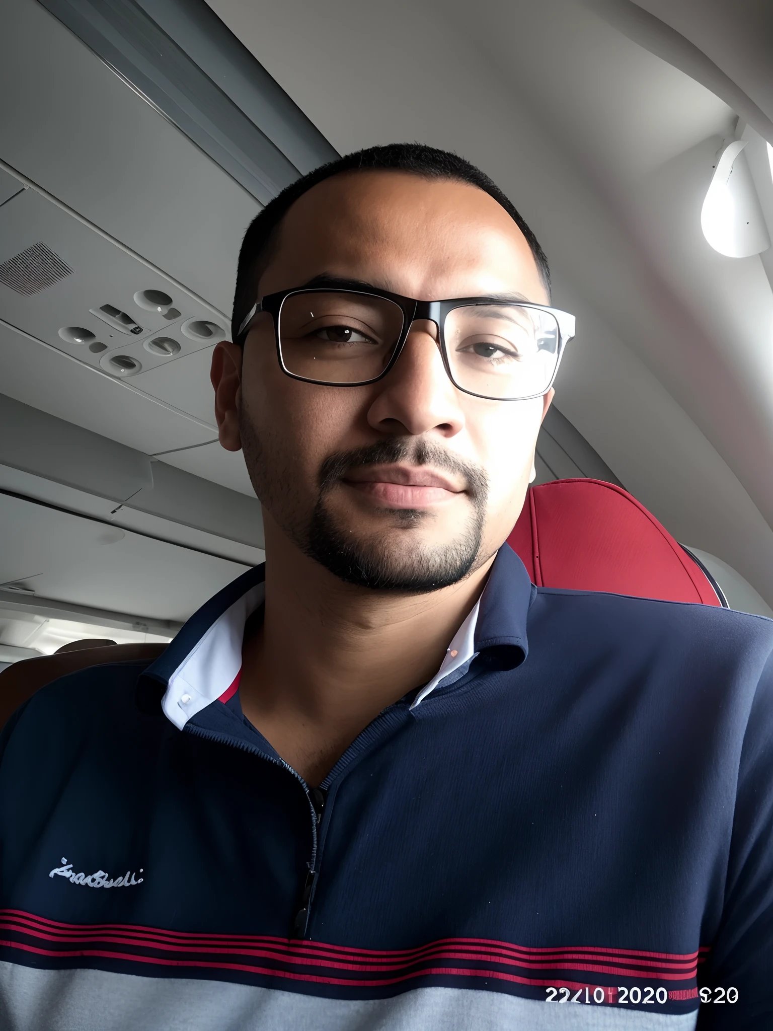 Arafed man wearing glasses and a blue and red shirt, Mohamed Chahin, andres rios, Khyzyl Saleem, retrato de perfil, Postagem no Reddit, with glasses and goatee, Alex, Cristiano Orrillo, zigor samaniego, victor maristane, taken in the early 2020s, foto de perfil profissional, Foto de perfil