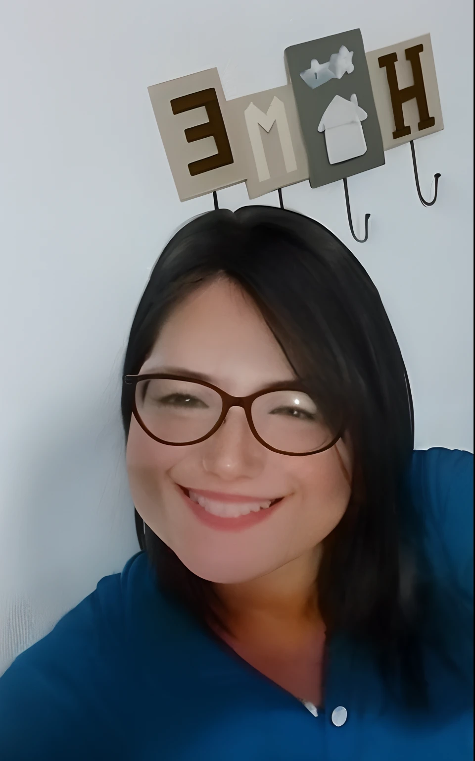 Smiling woman in blue shirt and glasses holding a mobile phone, fernanda suarez, Alanis Guillen, imagem do avatar, Directed by: Nandor Soldier, Lorena Avarez, imagem de perfil, Adriana DXIM, Malika Favre, Valentina Embaralhamento, andrea rocha, Foto realista, Marischa Becker, Sandra Chevier
