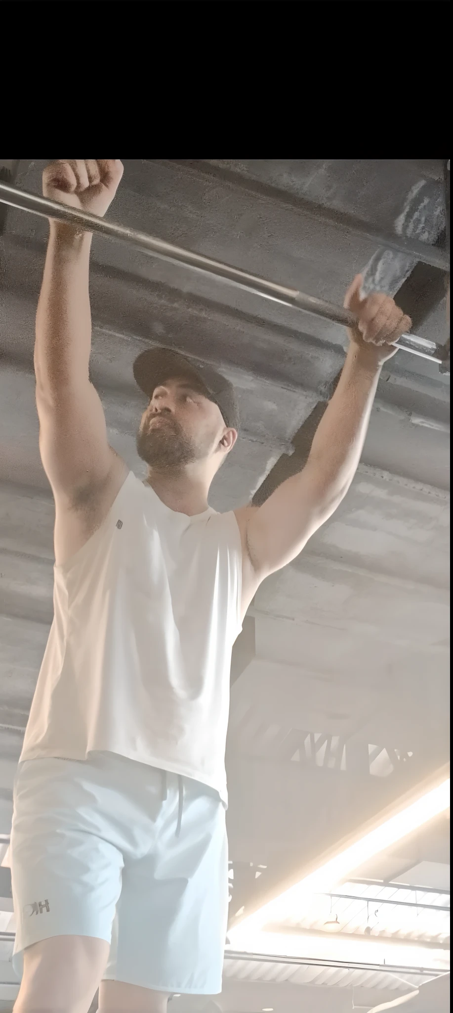 Arafed man in a gym doing a pull up on a machine, malhar, em uma academia, local gym, Propulsores, dim dingy gym, forte e alto, carregando duas barras, Filmagens de baixa qualidade, ombros para cima, alto e forte, ombros podem ser vistos, meio tiro de um hunky, dingy gym, workout
