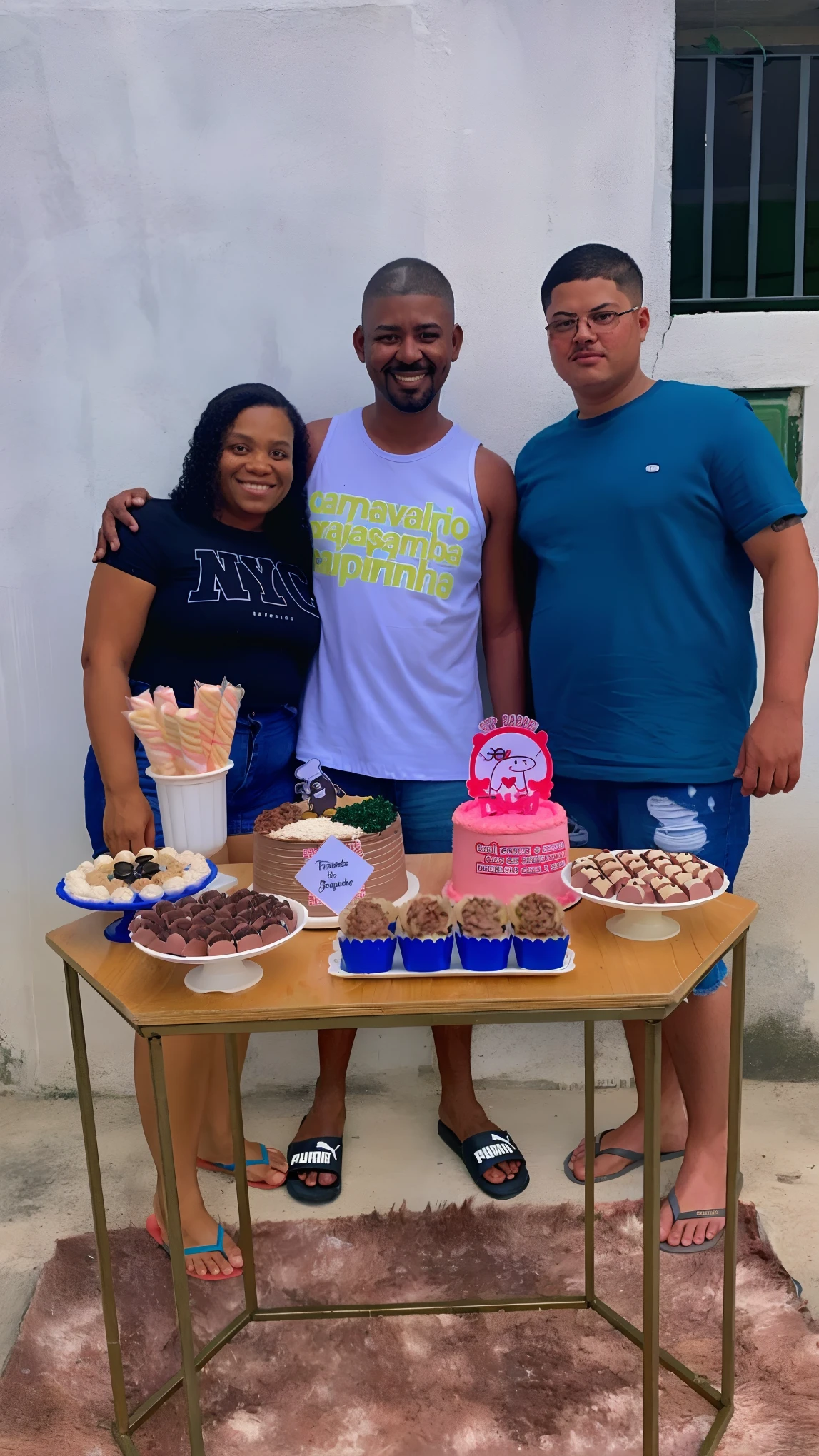 There are two people next to a table with a cake, imagem de perfil, ๐ฟ๐ธ๐, Directed by: Teresa Fasolino, Directed by: Olivia Peguero, ๐คฌ ๐คฎ ๐ ๐, foto do perfil, Directed by: Carla Wyzgala, Directed by: Judith Gutierrez, ๐ญ ๐คฎ ๐ ๐, album photo, ๐๐คก, Directed by: Sam Dillemans