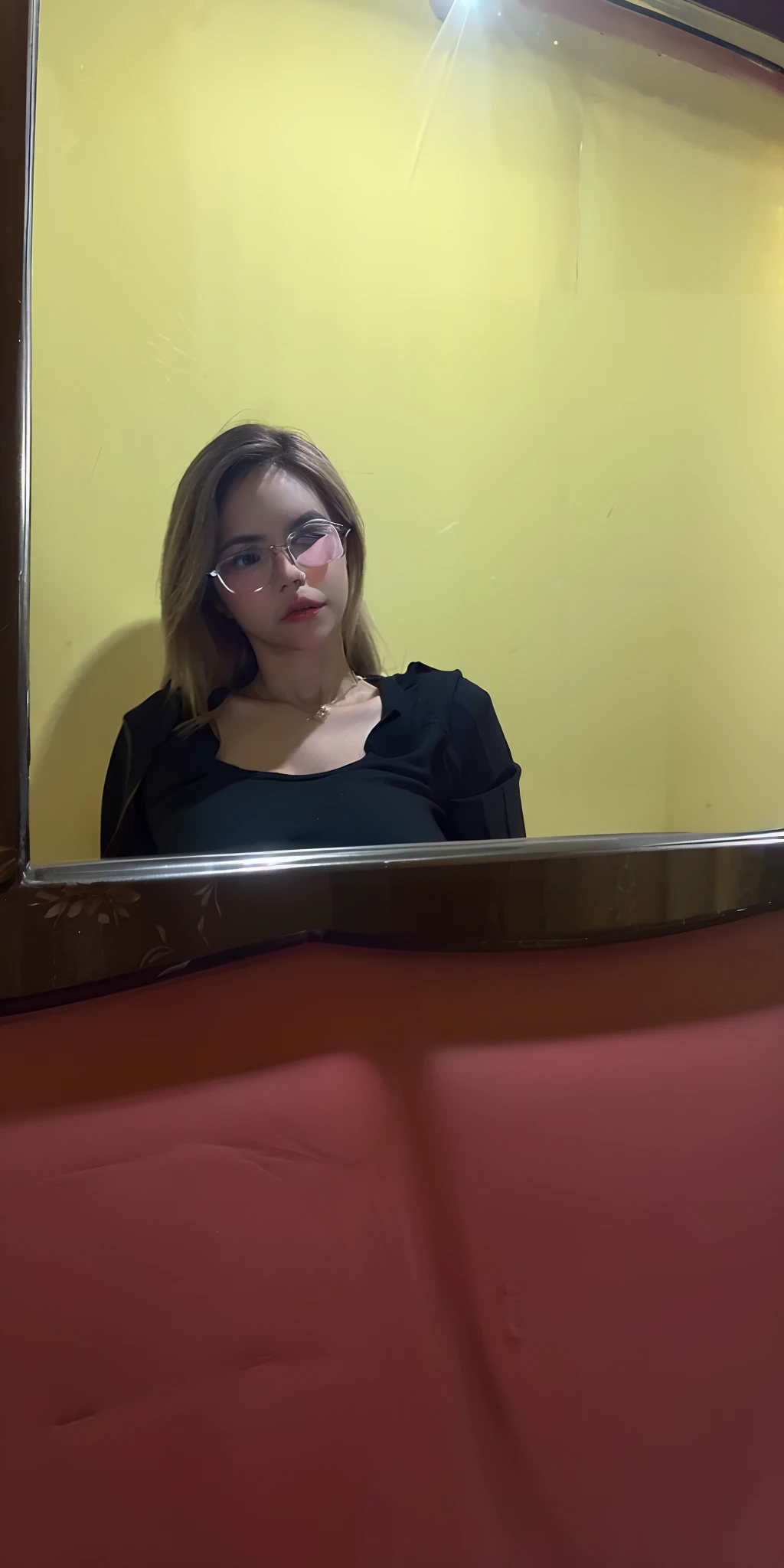 there is a woman that is looking in a mirror, na frente de um fundo vermelho e amarelo, foto retrato, imagem retrato,vestido preto,round glasses,cabelo no ombro